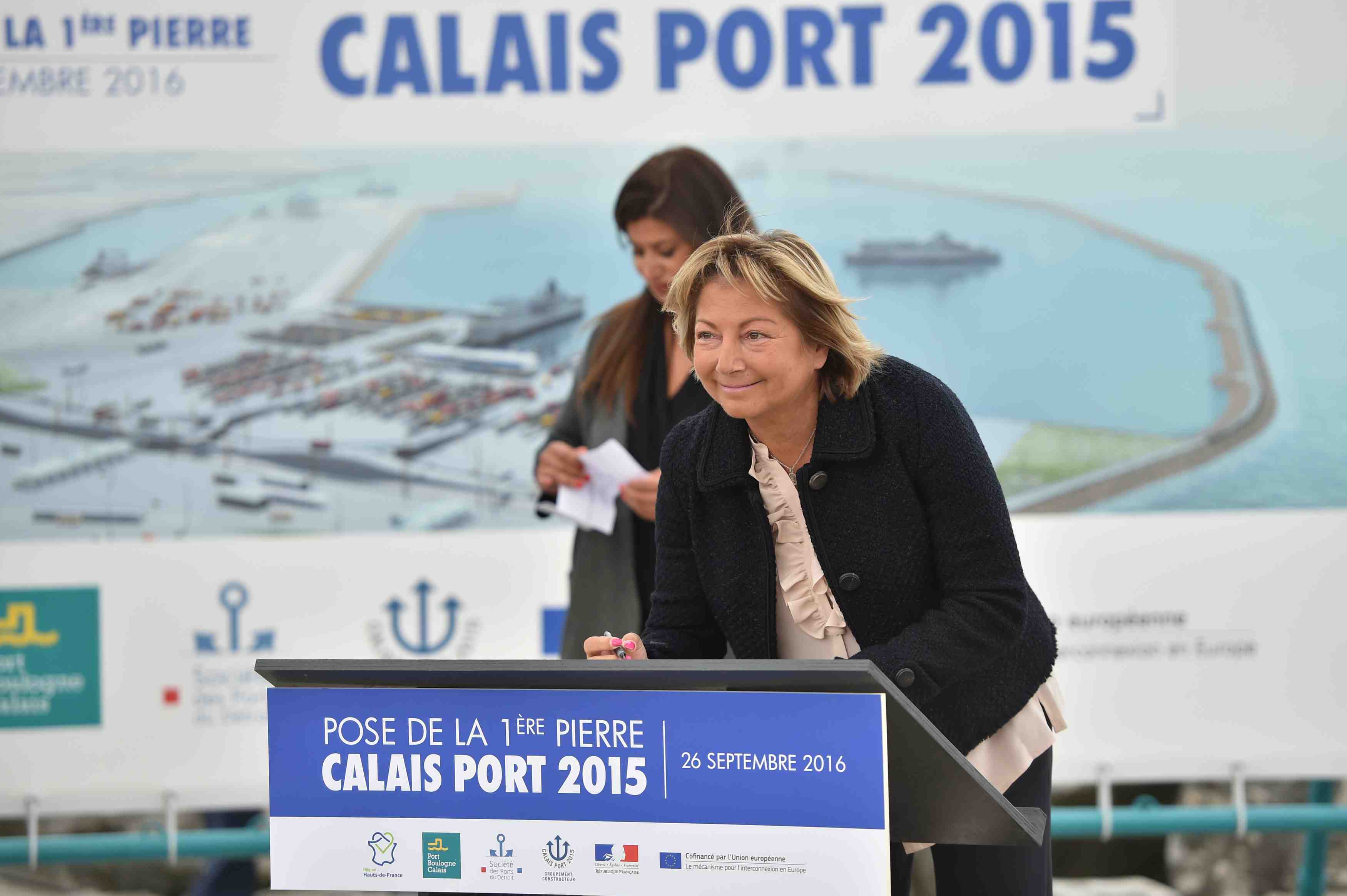 La maire de calais natacha bouchart (lr) apporte son soutien a macron