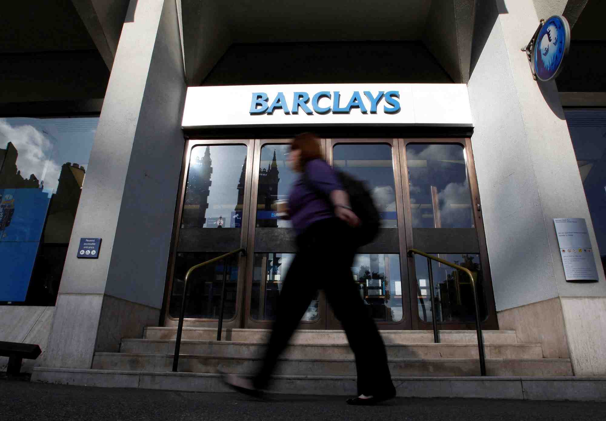 Un pieton passe devant une agence de la barclays bank dans le centre de londres