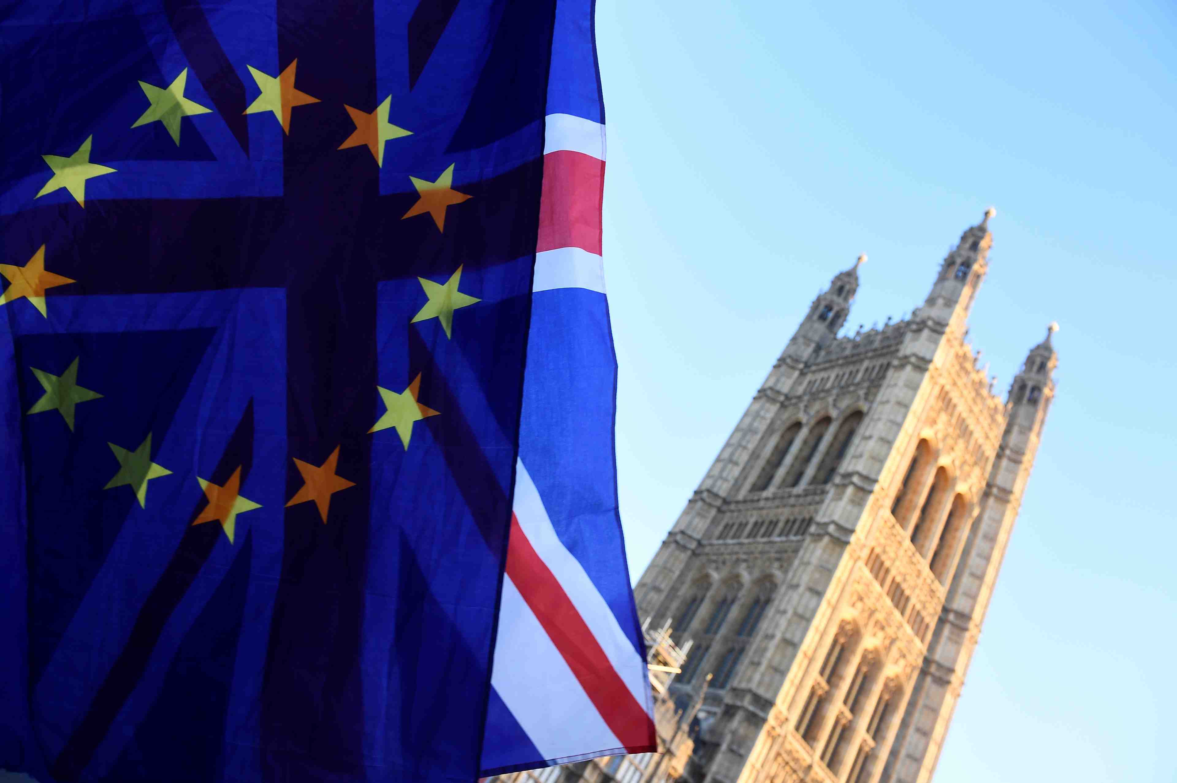 Brexit: aucune des motions votees lundi aux communes n'a obtenu la majorite