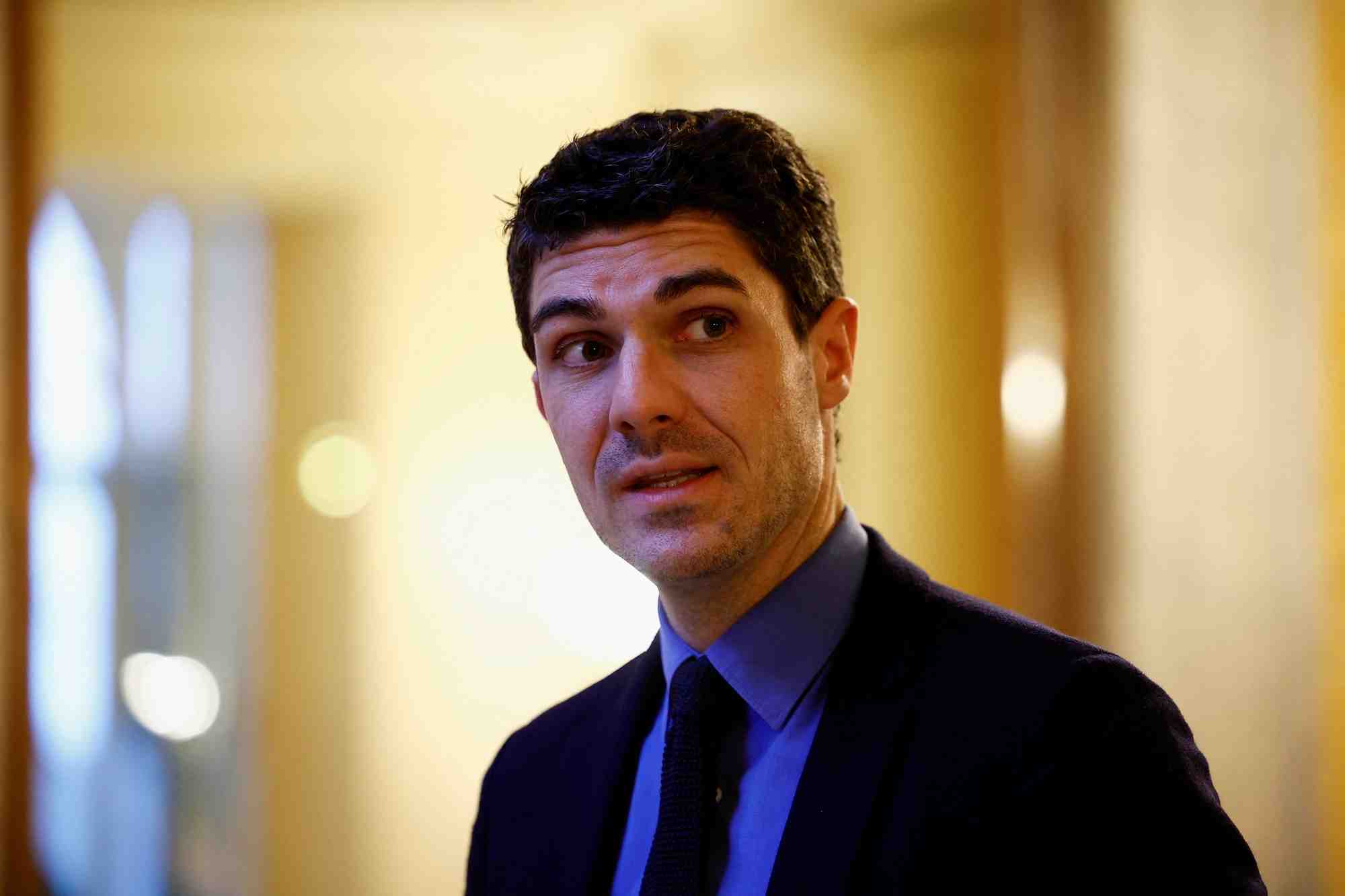 Aurelien pradie, membre du parti politique les republicains, s'adresse aux medias lors d'une pause dans le debat sur le plan de reforme des retraites