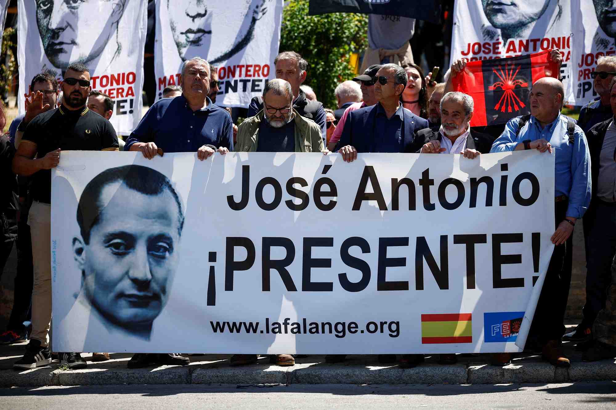 L'espagne exhume le corps du fondateur du parti fasciste espagnol falange a madrid