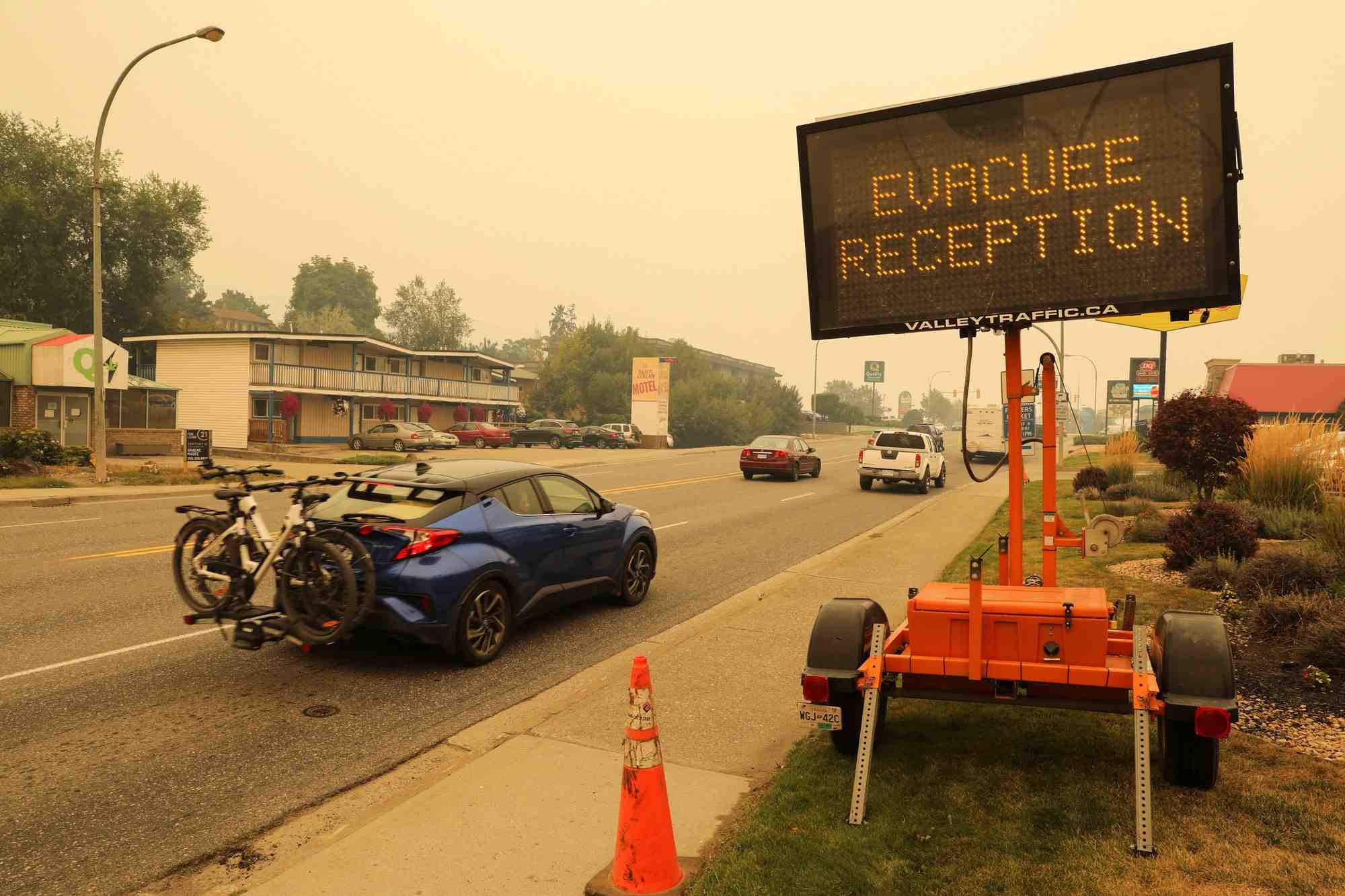 Un panneau dirige les automobilistes vers un site d'evacuation a vernon