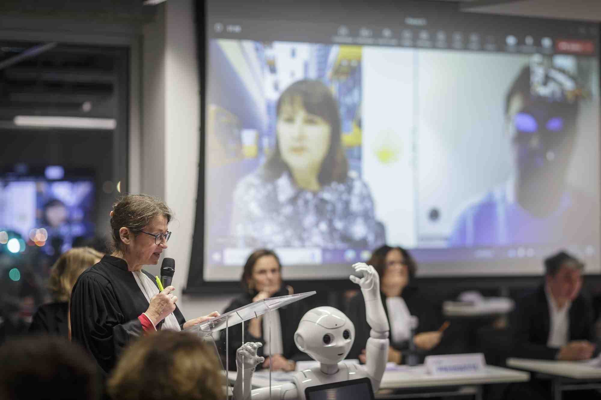 Lors de ce procès fictif, une avocate de la partie civile plaide pour faire condamner une cheffe d'entreprise pour avoir cédé sa société à une intelligence artificielle. Une manière de sensibiliser les entreprises à l'intégration de l'IA dans leurs organisations.