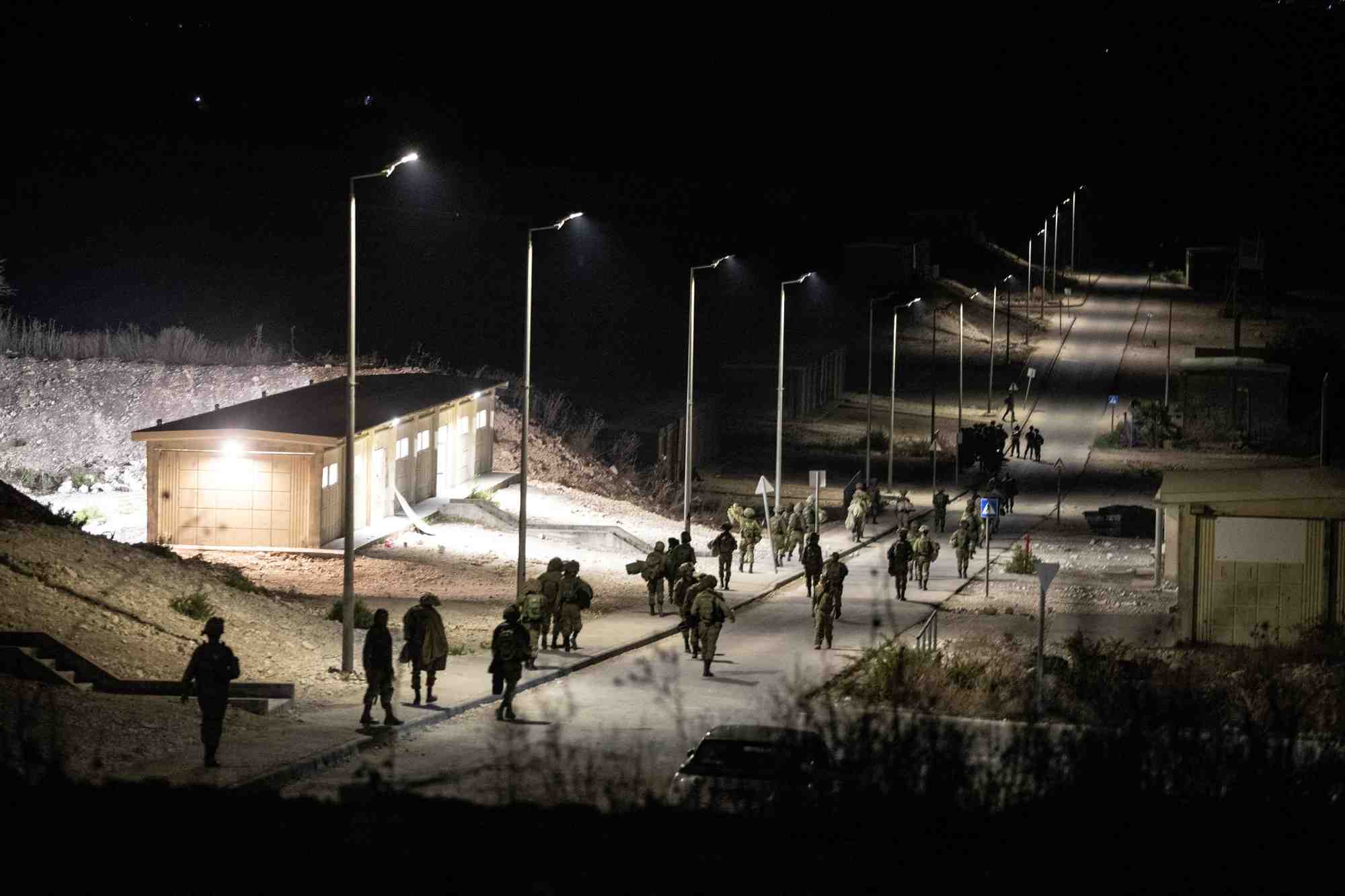 Des soldats israeliens pres de la scene ou un drone provenant du liban a frappe israel, a binyamina