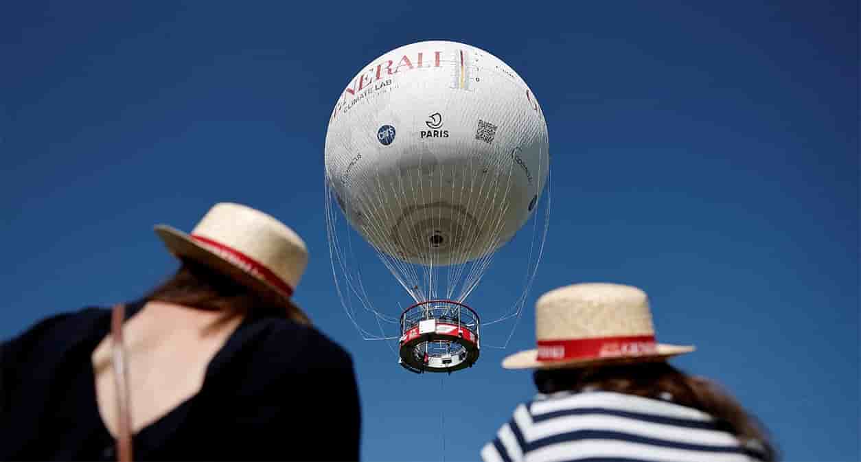 Le Ballon Generali de Paris effectue des contrôles de la qualité de l'air dans le ciel pour rendre visible la progression du réchauffement climatique, au-dessus du parc André-Citroën à Paris,