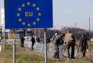 Une cloture de barbeles le long de la frontiere entre la slovenie et la croatie
