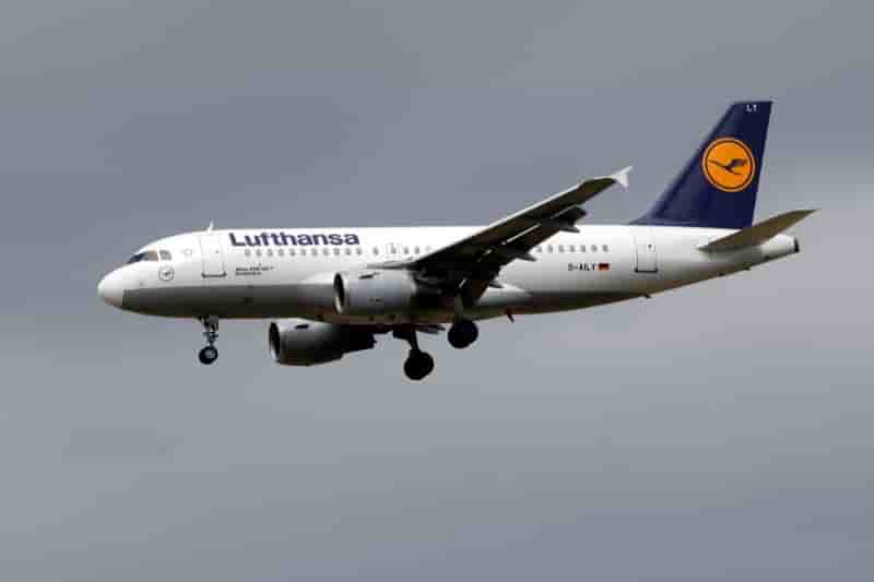 Lufthansa croit a la stabilisation des prix, l'action monte