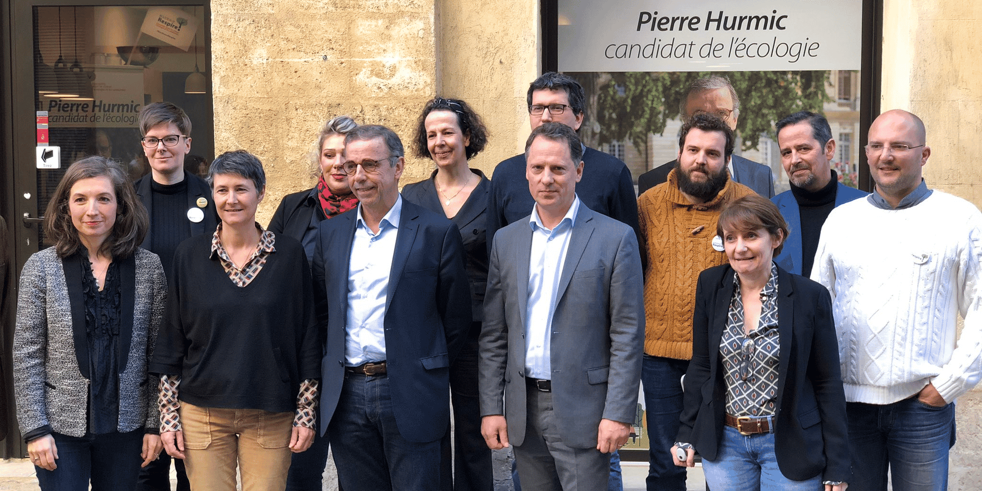 Pierre Hurmic, en bleu au centre, avec 11 de ses colistiers.