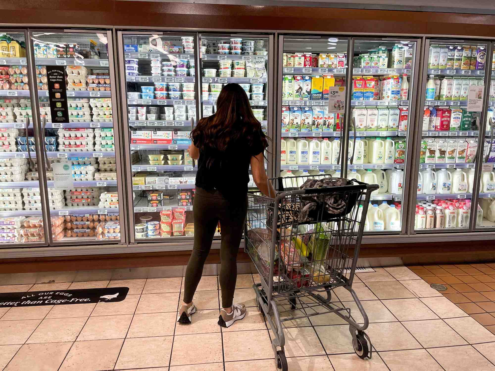 Une femme fait ses courses dans un supermarche a los angeles
