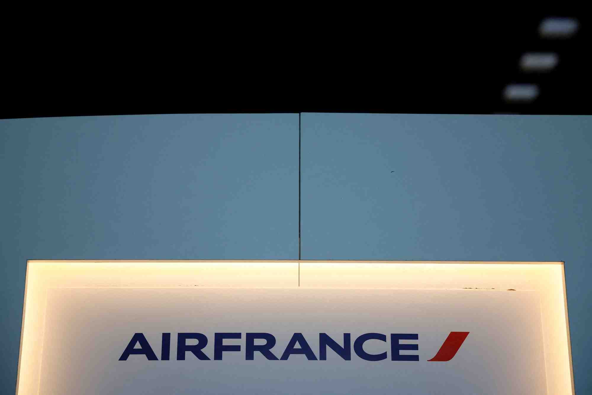Le logo de la compagnie aerienne air france a l'aeroport de paris charles de gaulle