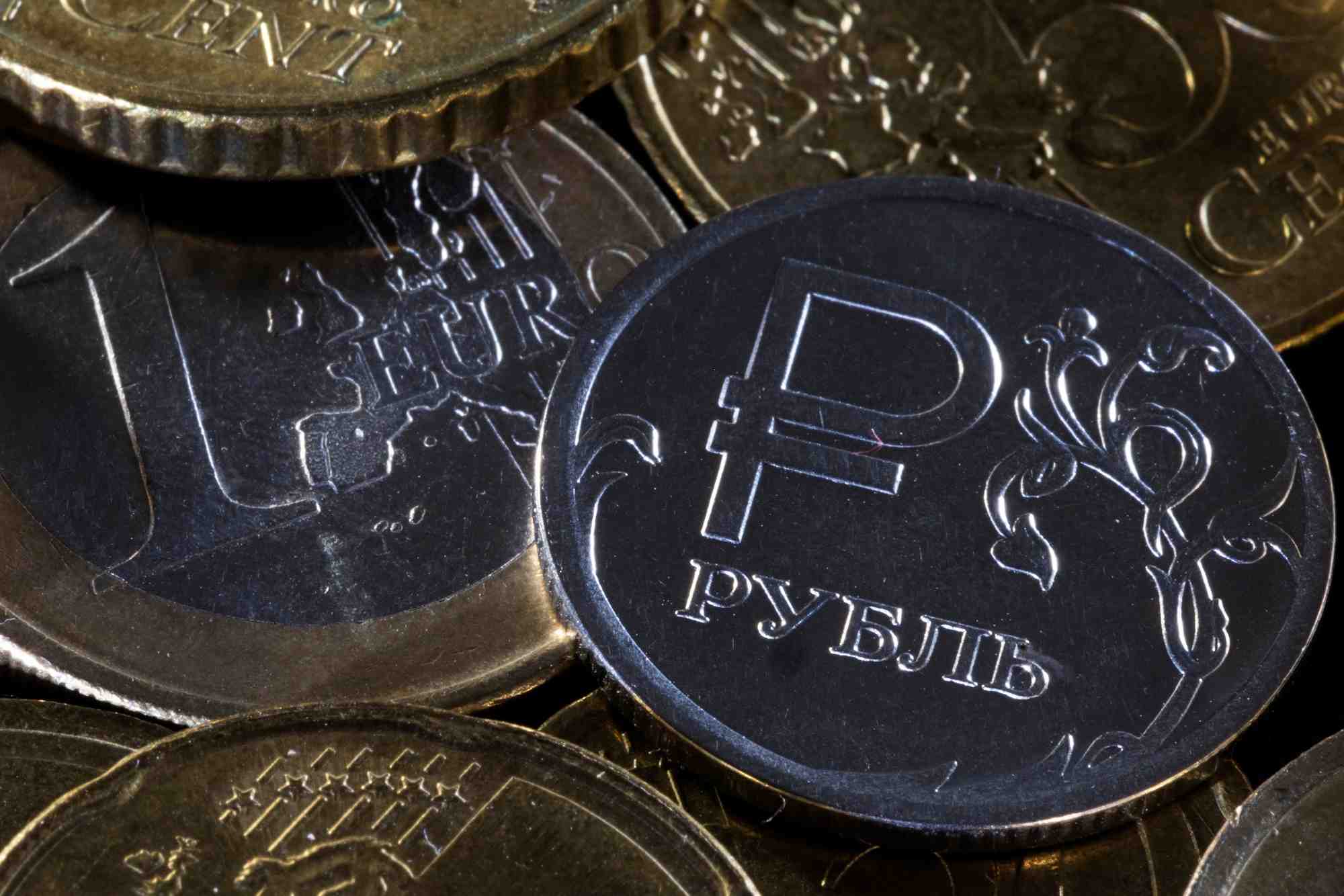 Des pieces de roubles et d'euros russes