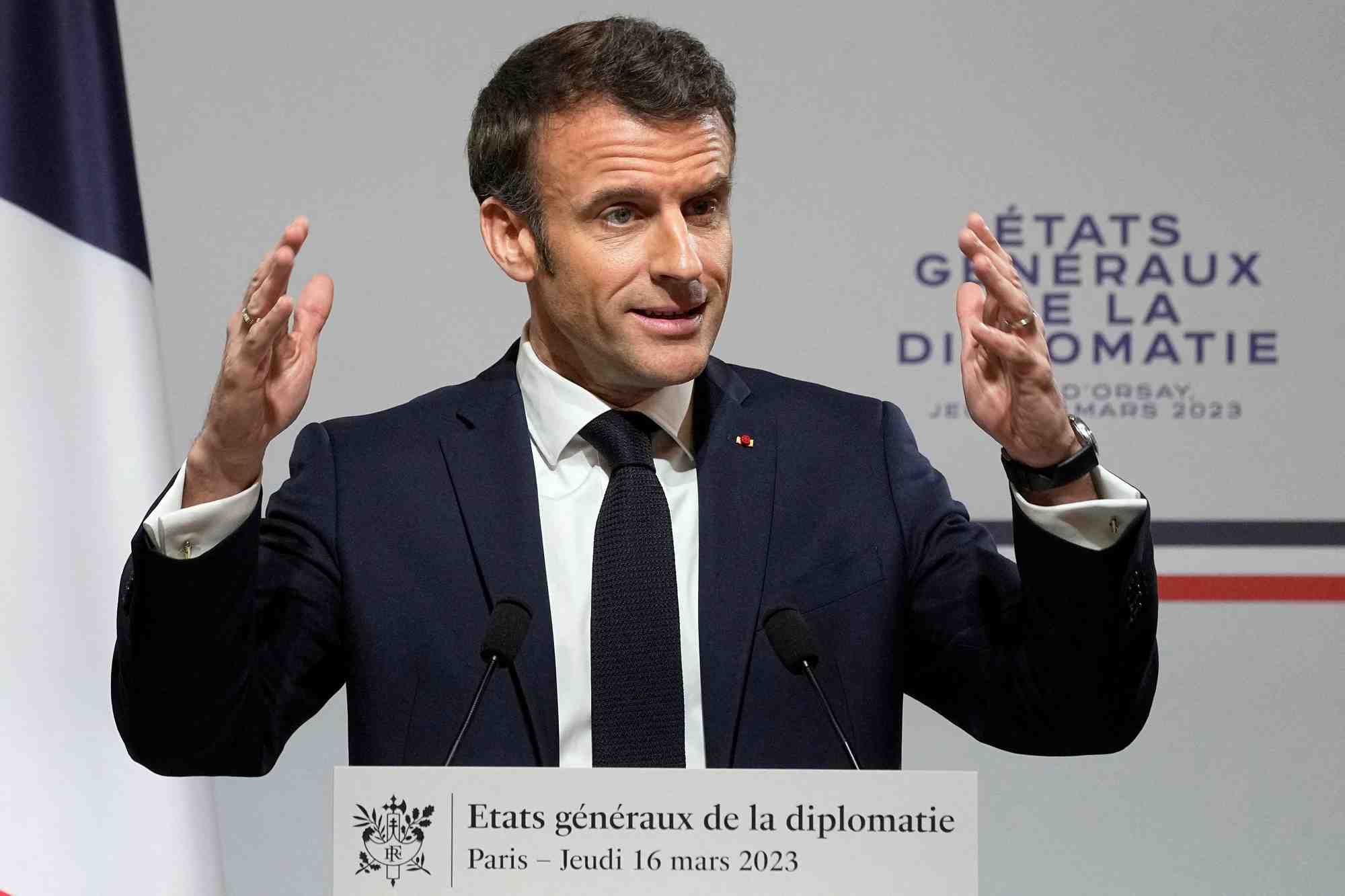 La photo du president francais, emmanuel macron, qui s'exprime lors de la table ronde nationale a paris