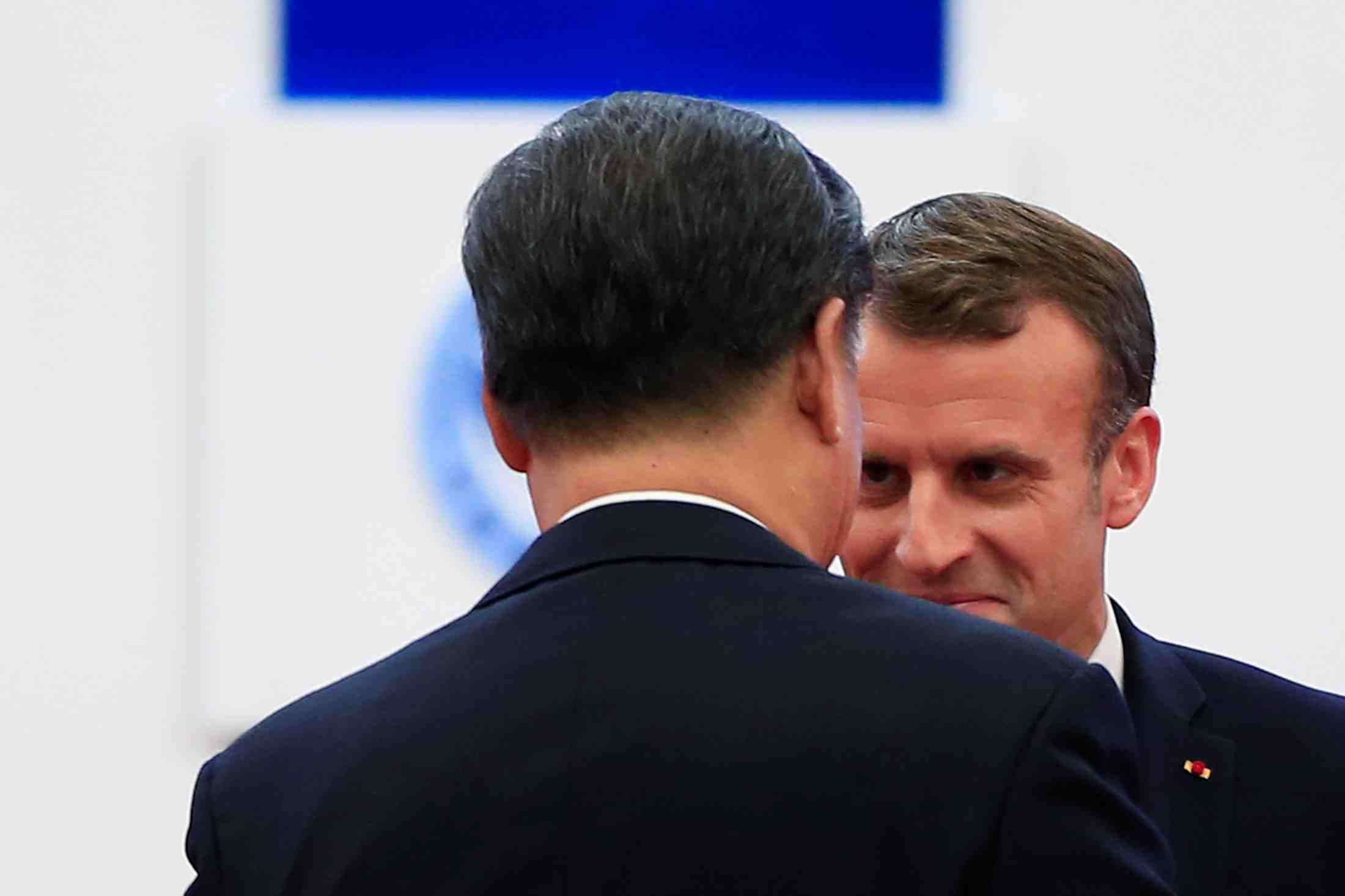 Quand macron fait gouter du boeuf et du vin francais a xi