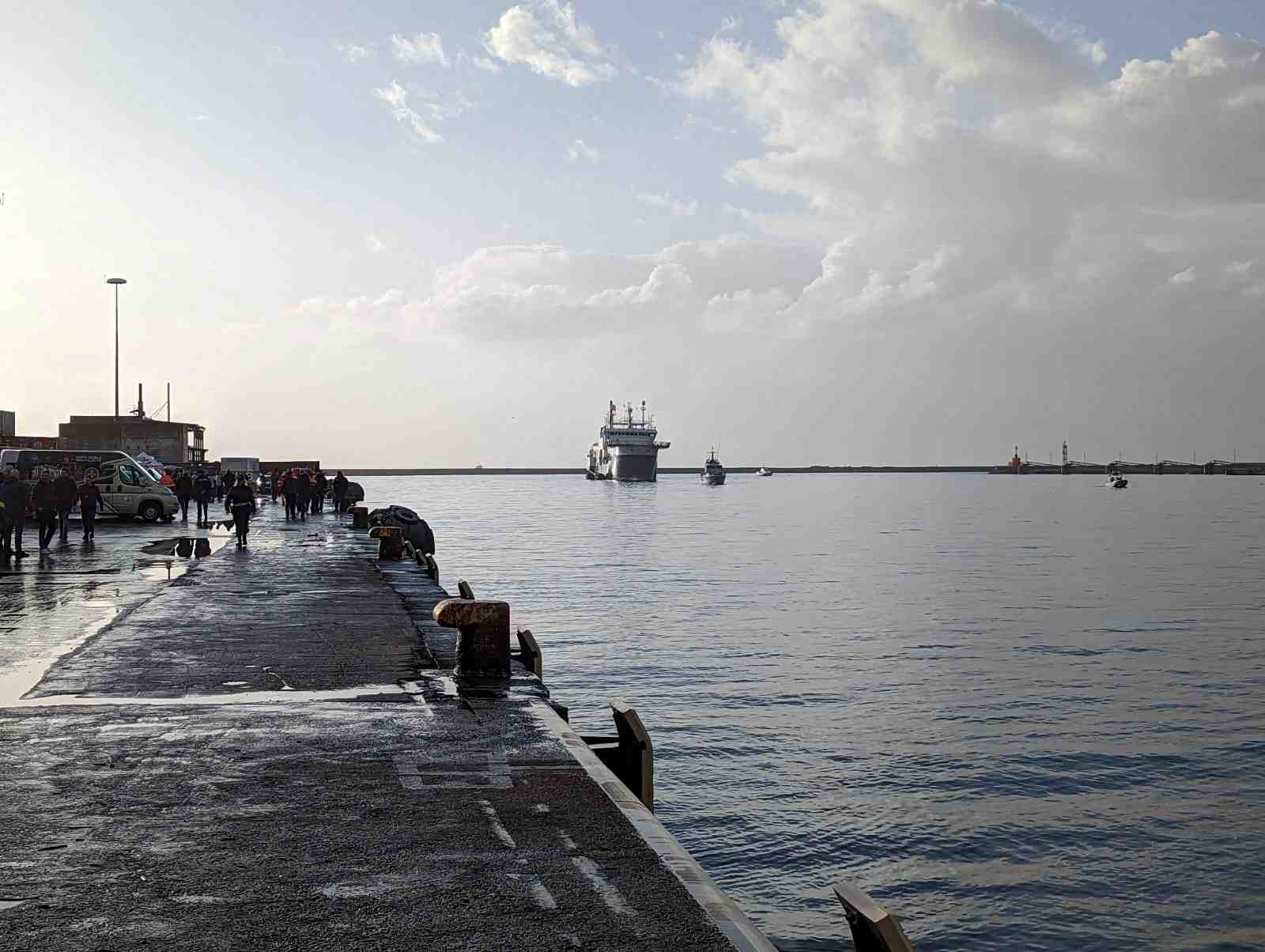 Le navire de sauvetage geo barents approche du port avant le debarquement de migrants a salerne