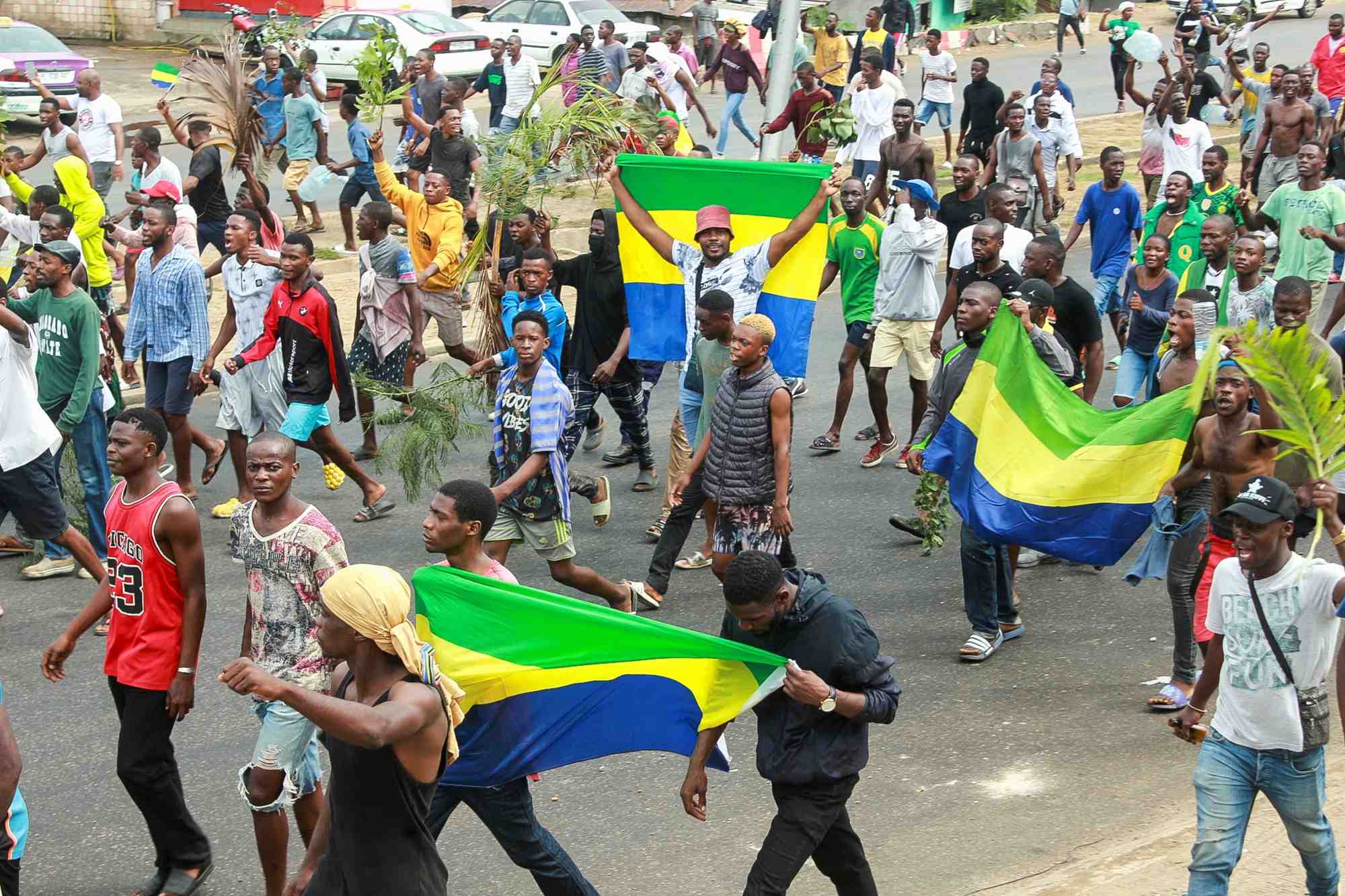 Des personnes manifestant leur soutien aux putschistes dans les rues de libreville, au gabon
