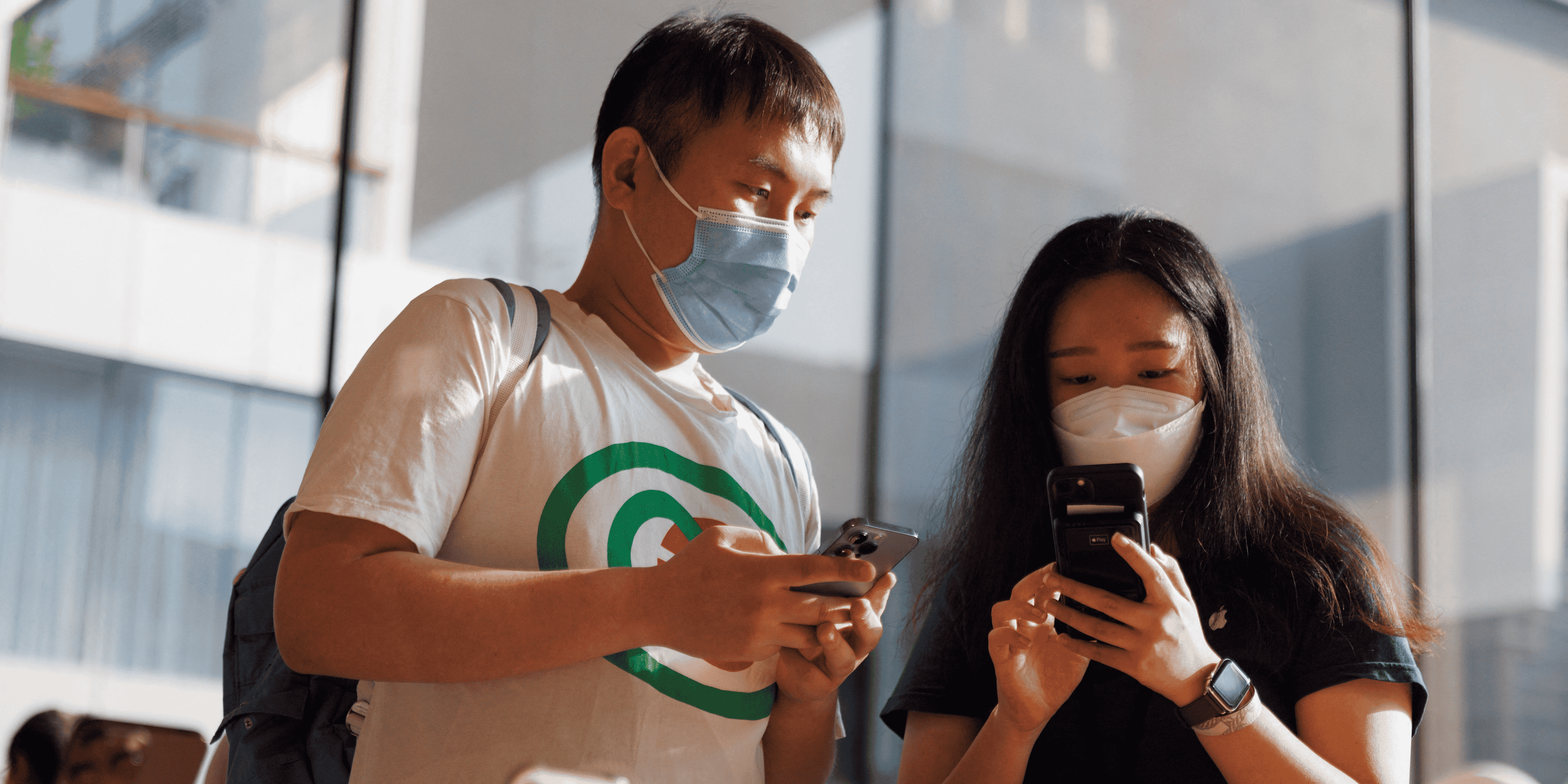 Un client et une vendeuse regardant un iphone dans un apple store a pekin