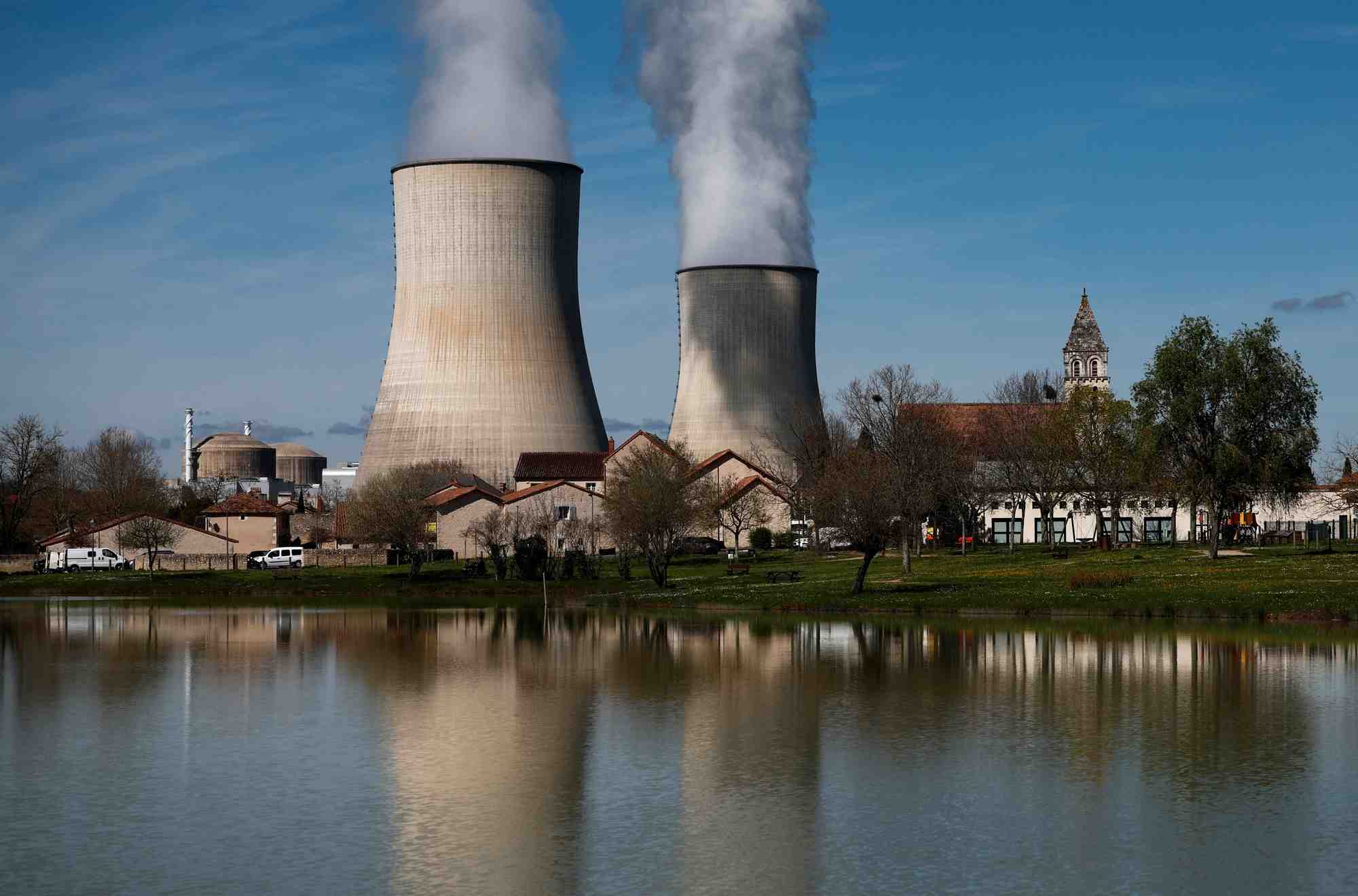 Tours de refroidissement de la centrale nucleaire d'electricite de france (edf) a civaux