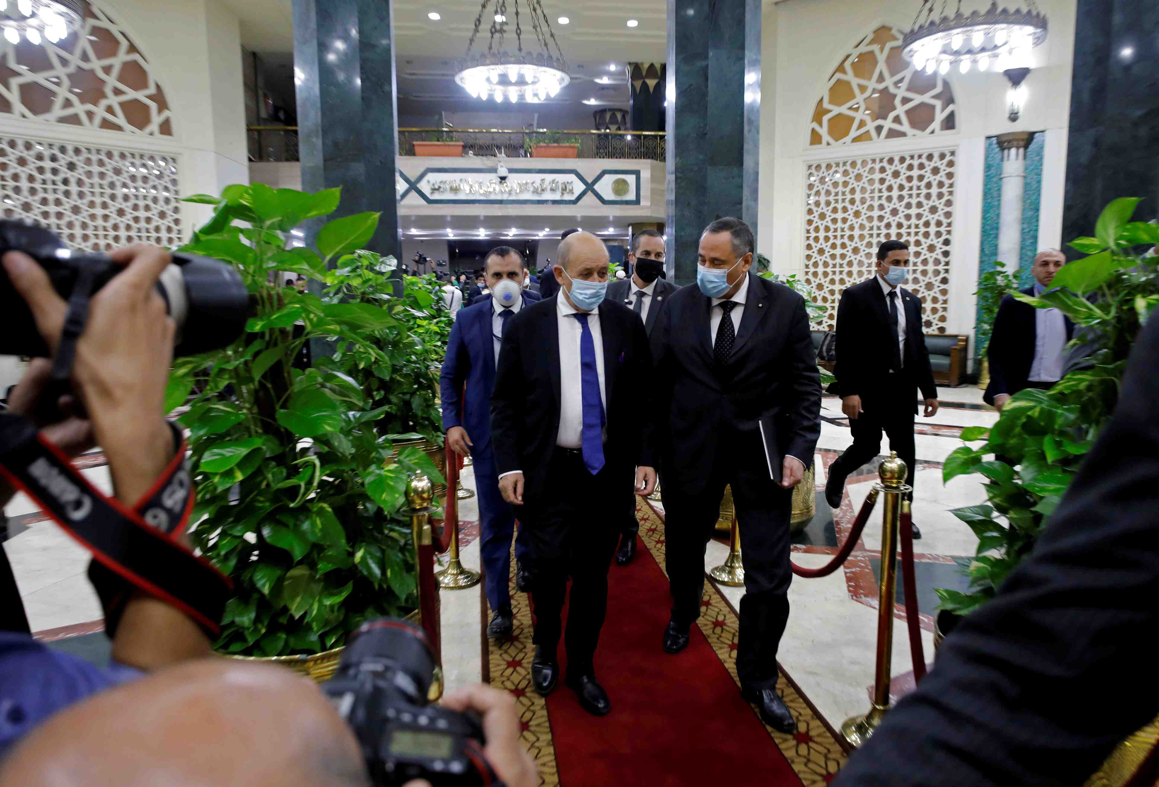 Au caire, le drian dit le "profond respect" de la france pour l'islam