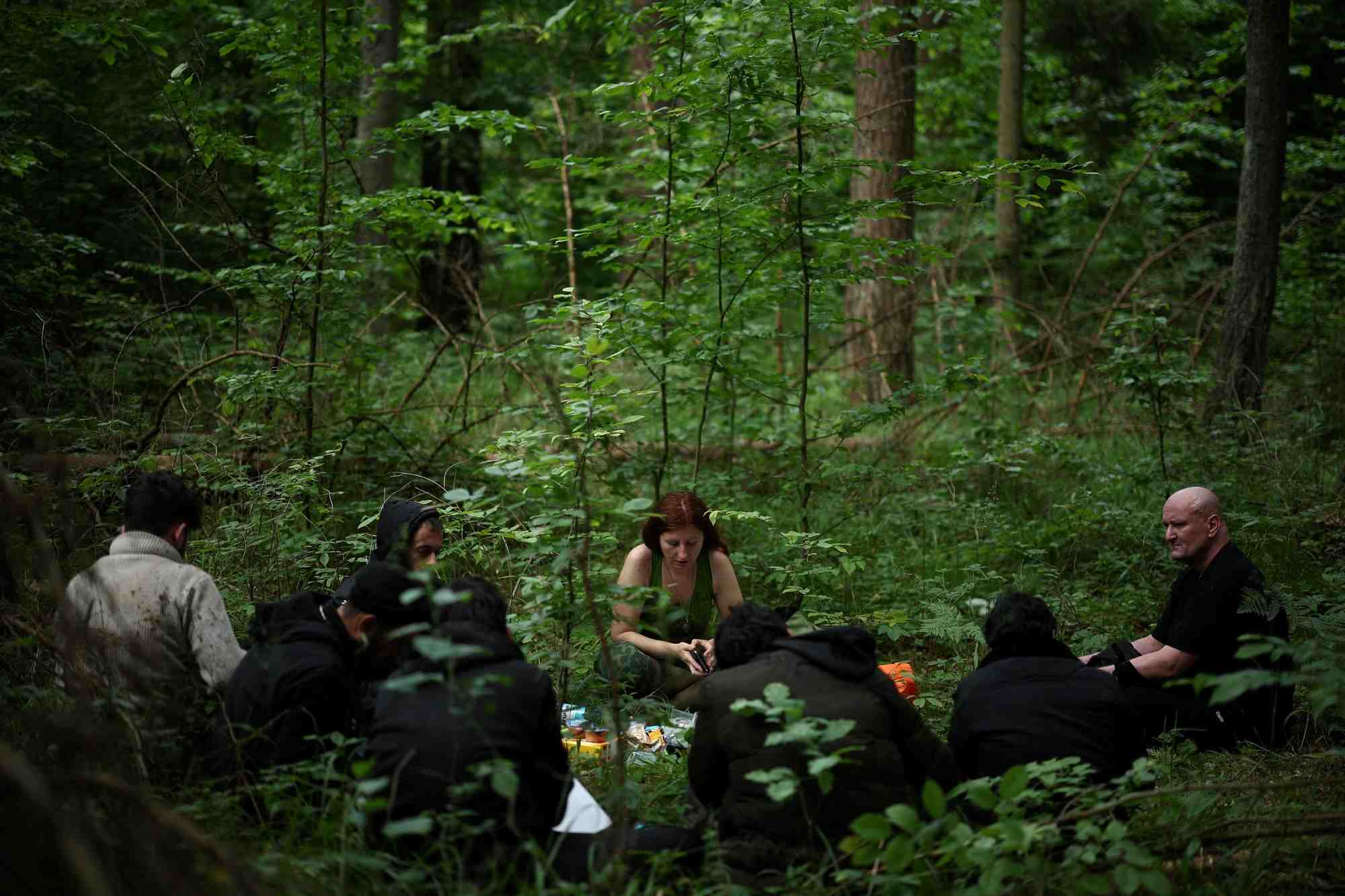 Un groupe de migrants recoit l'aide de militants d'organisations humanitaires dans la foret pres de grudki