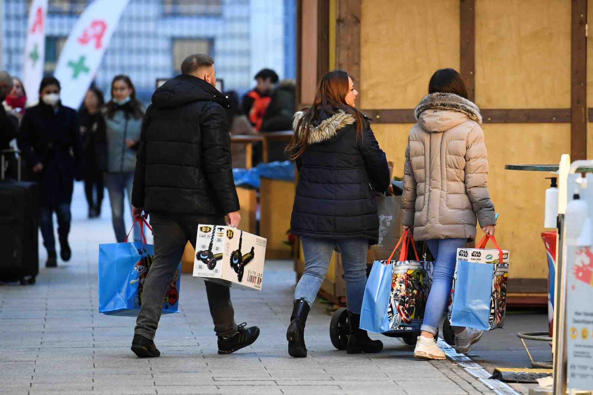 Photo des gens portant des sacs pres d'un centre commercial