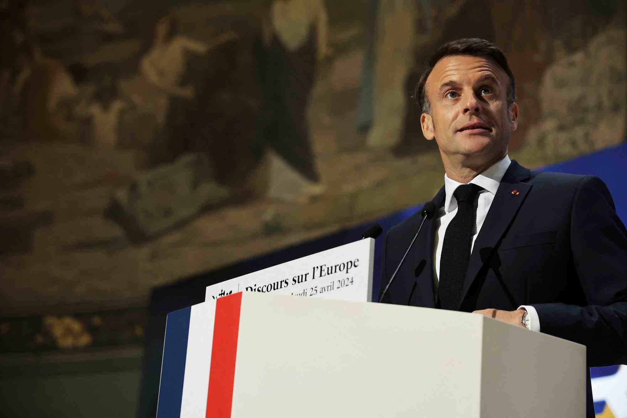 Le president francais emmanuel macron lors d'un discours sur l'europe dans l'amphitheatre de l'universite de la sorbonne a paris