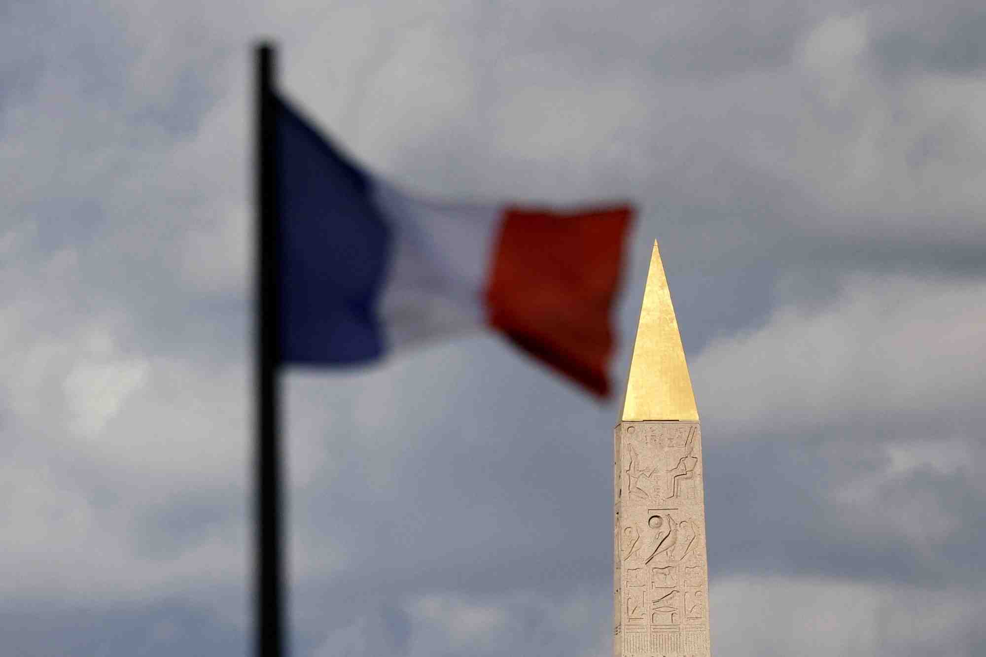 Un drapeau francais sur la place de la concorde