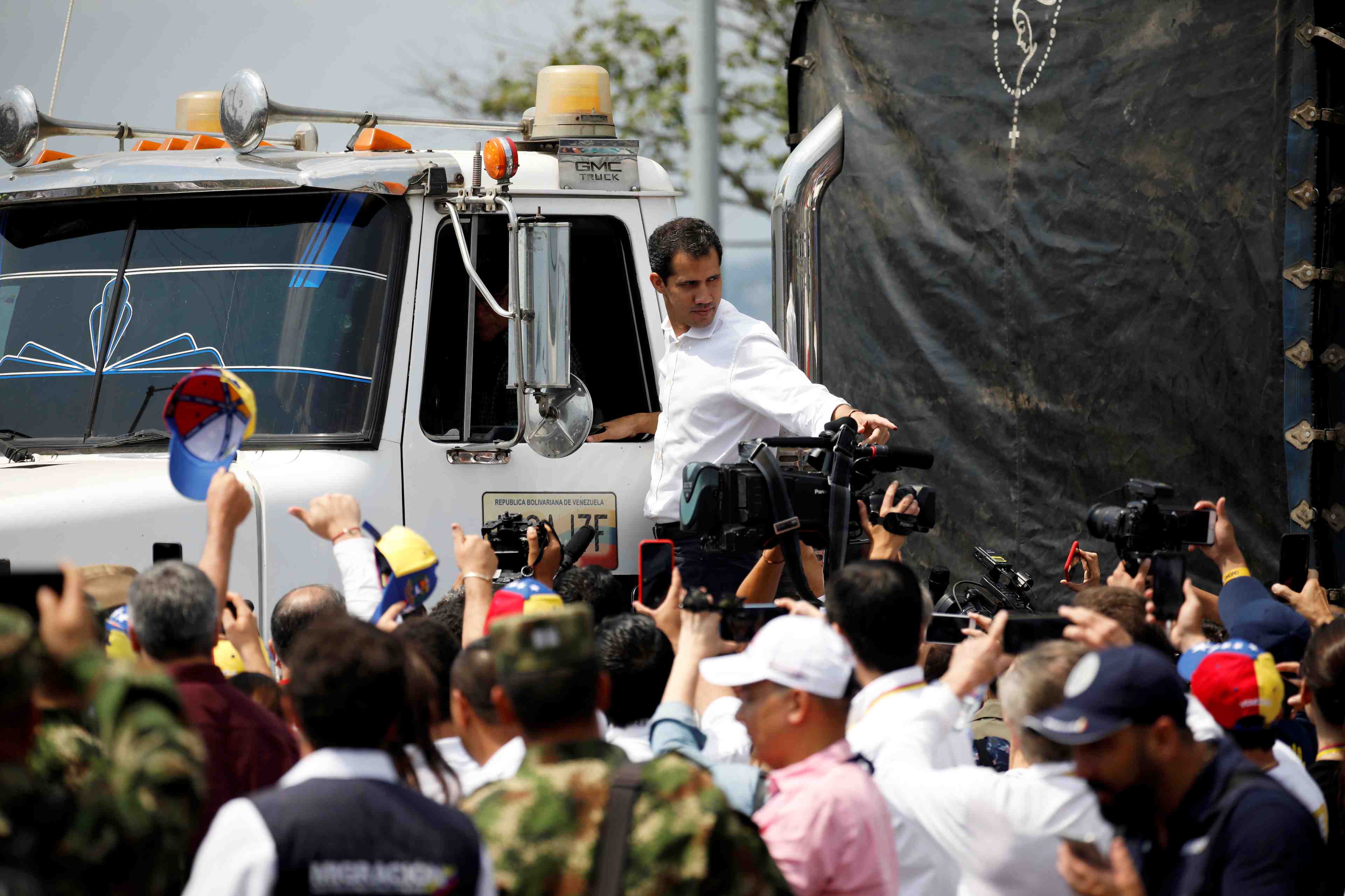 Un convoi d'aide humanitaire se dirige vers le venezuela