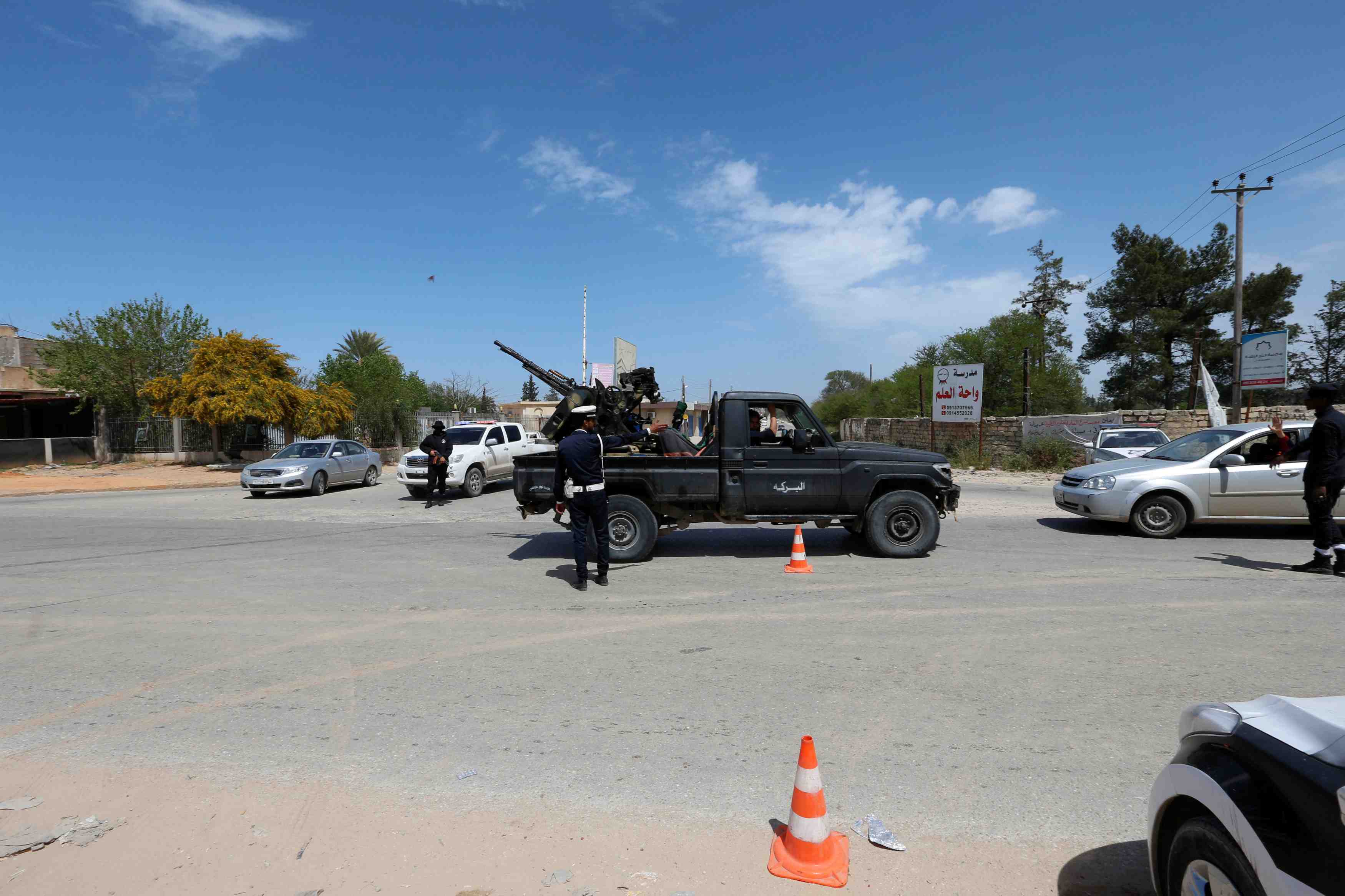 Les combats se poursuivent a tripoli et font des milliers de deplaces