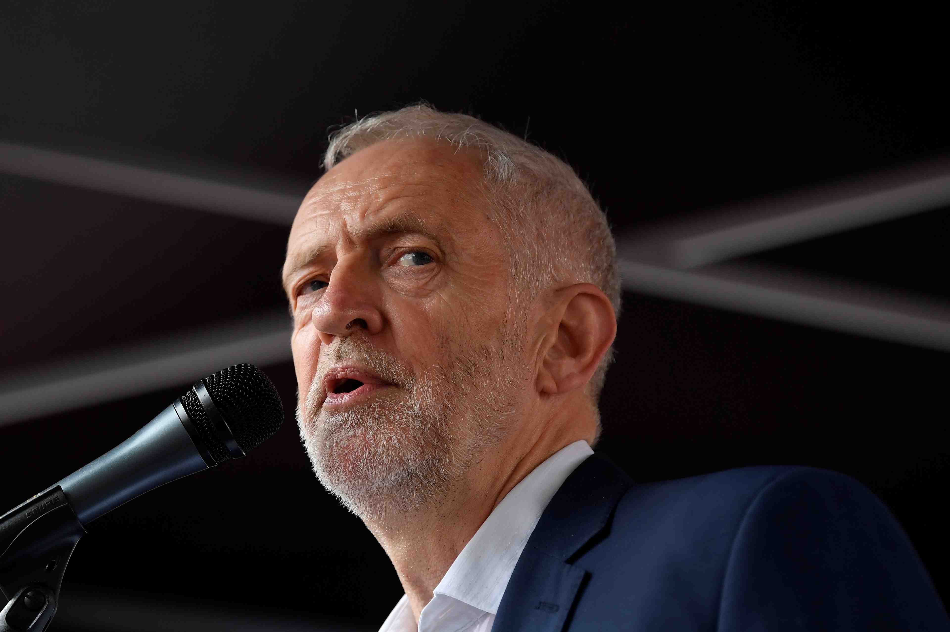 Corbyn doute de la mise en accusation de l'iran, hunt le juge "pathetique"