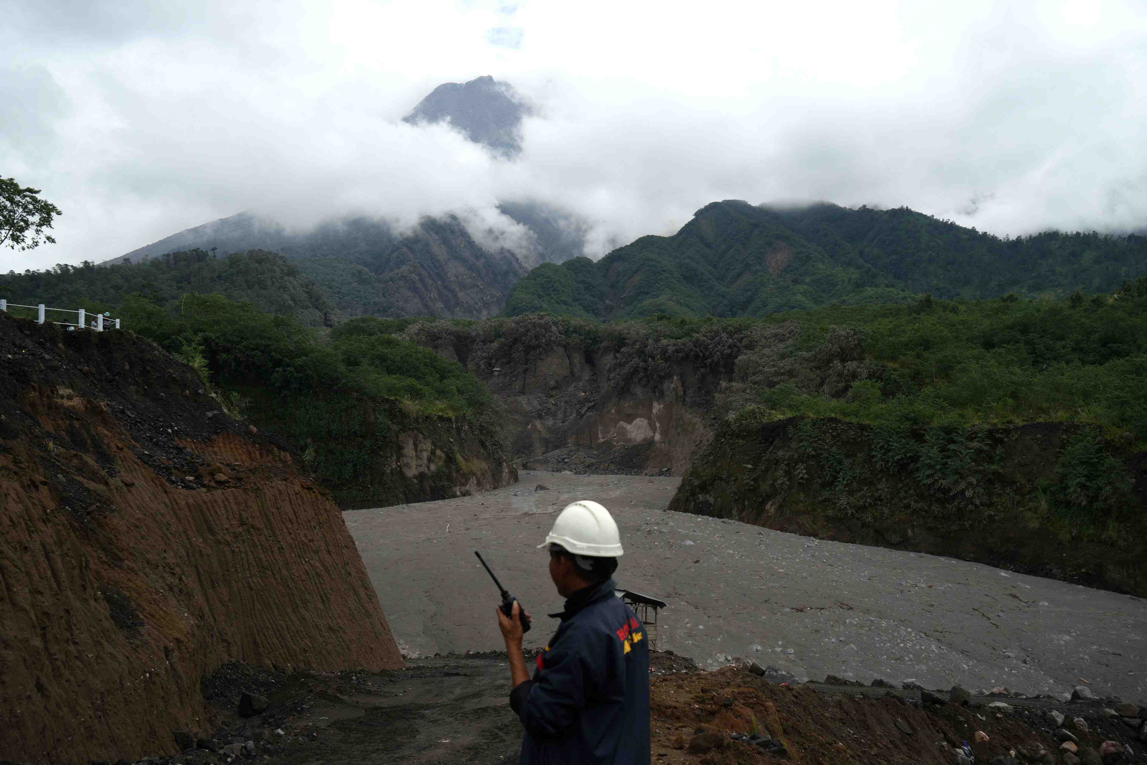 Indonesie: le volcan merapi est entre en eruption