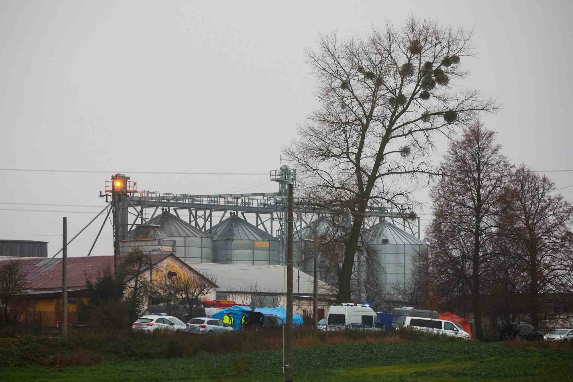 Des policiers travaillent sur le site d'une explosion a przewodow, en pologne