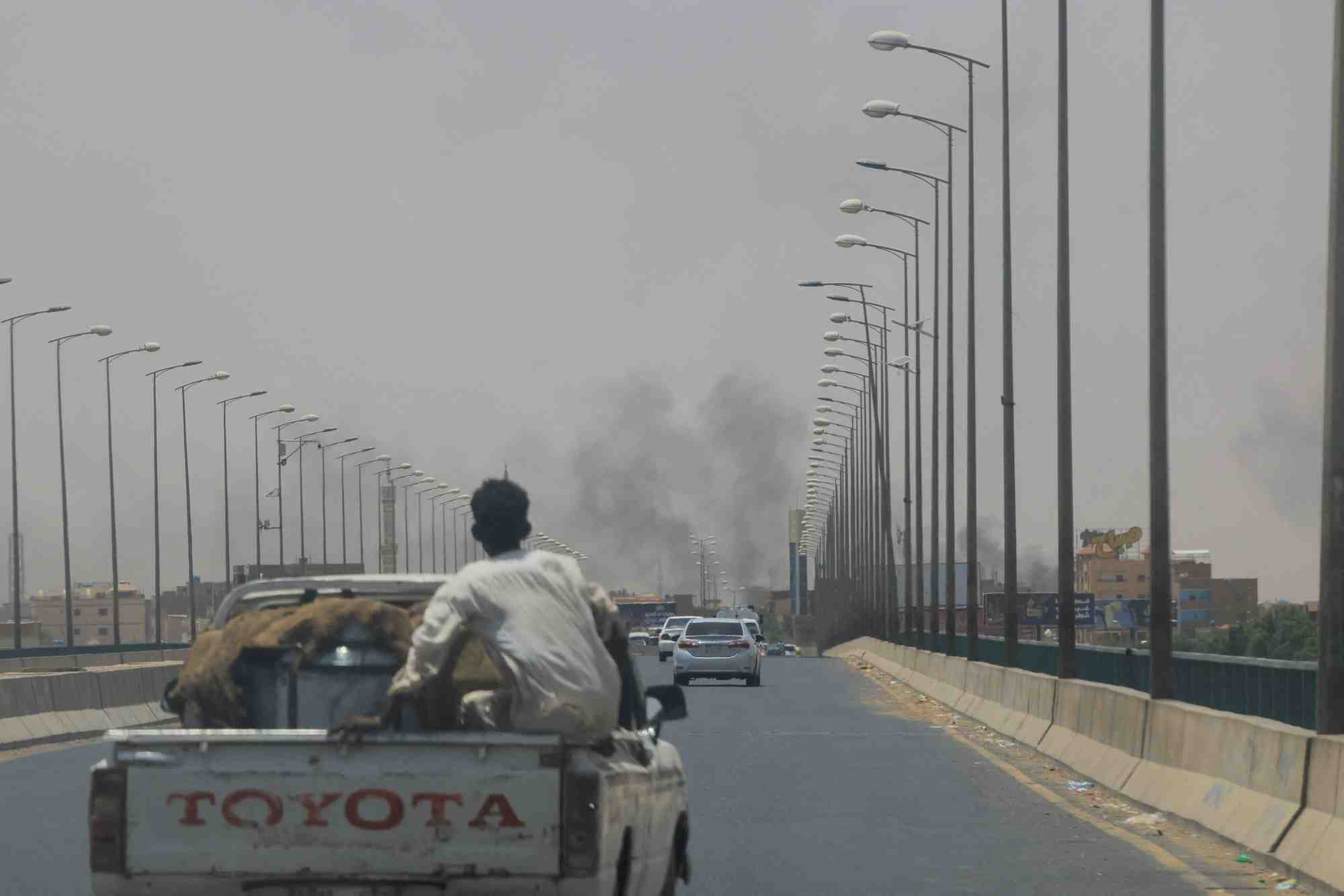 Photo de la fumee montante pres du pont halfaya entre omdurman et khartoum nord