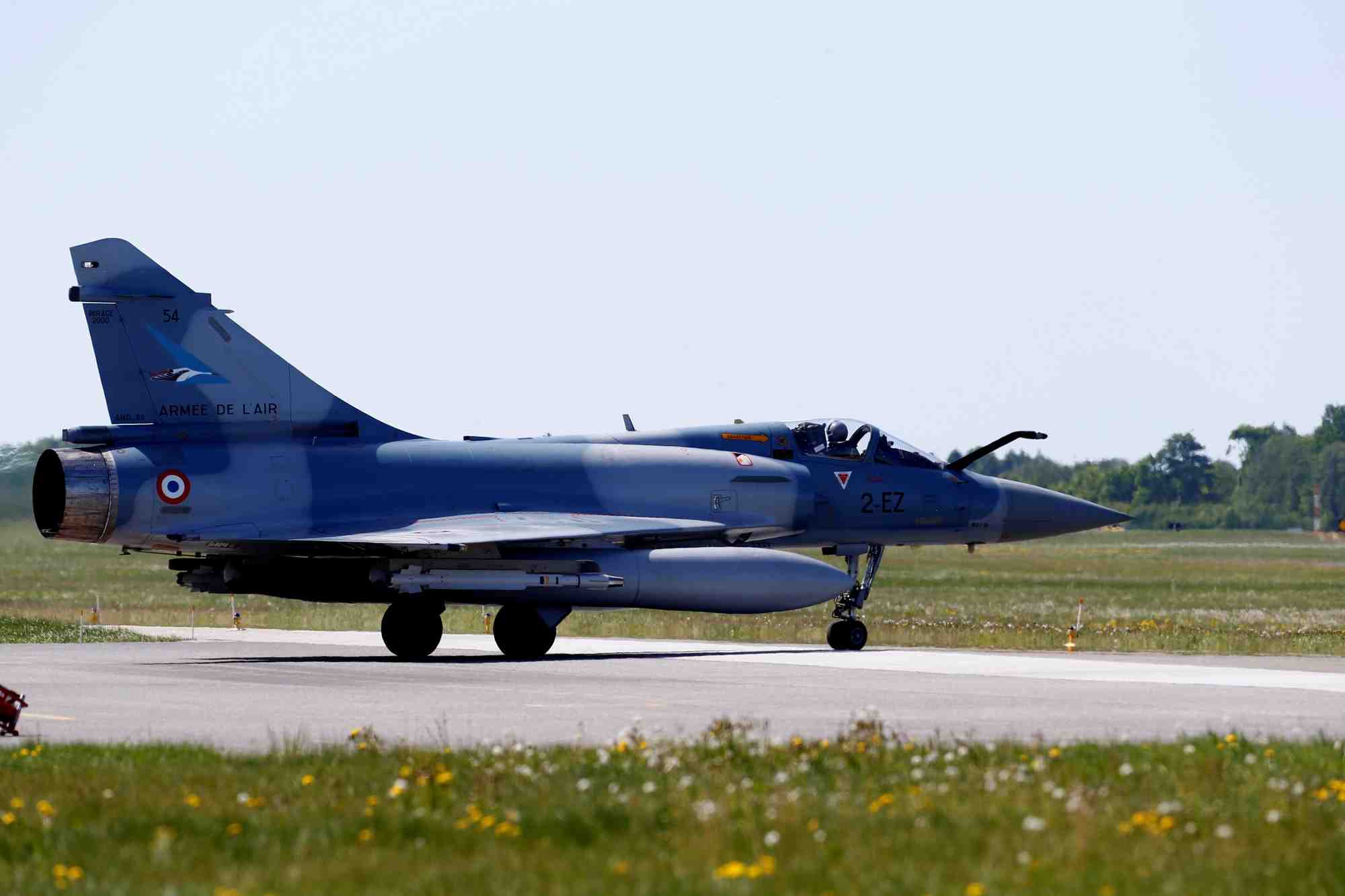 Un chasseur mirage 2000-5 de l'armee de l'air francaise sur la base aerienne militaire d'amari