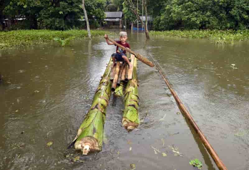 Des inondations font 40 morts en assam, le brahmapoutre deborde