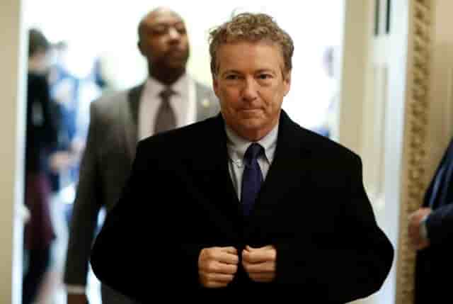 Le senateur rand paul remet une lettre de trump a poutine