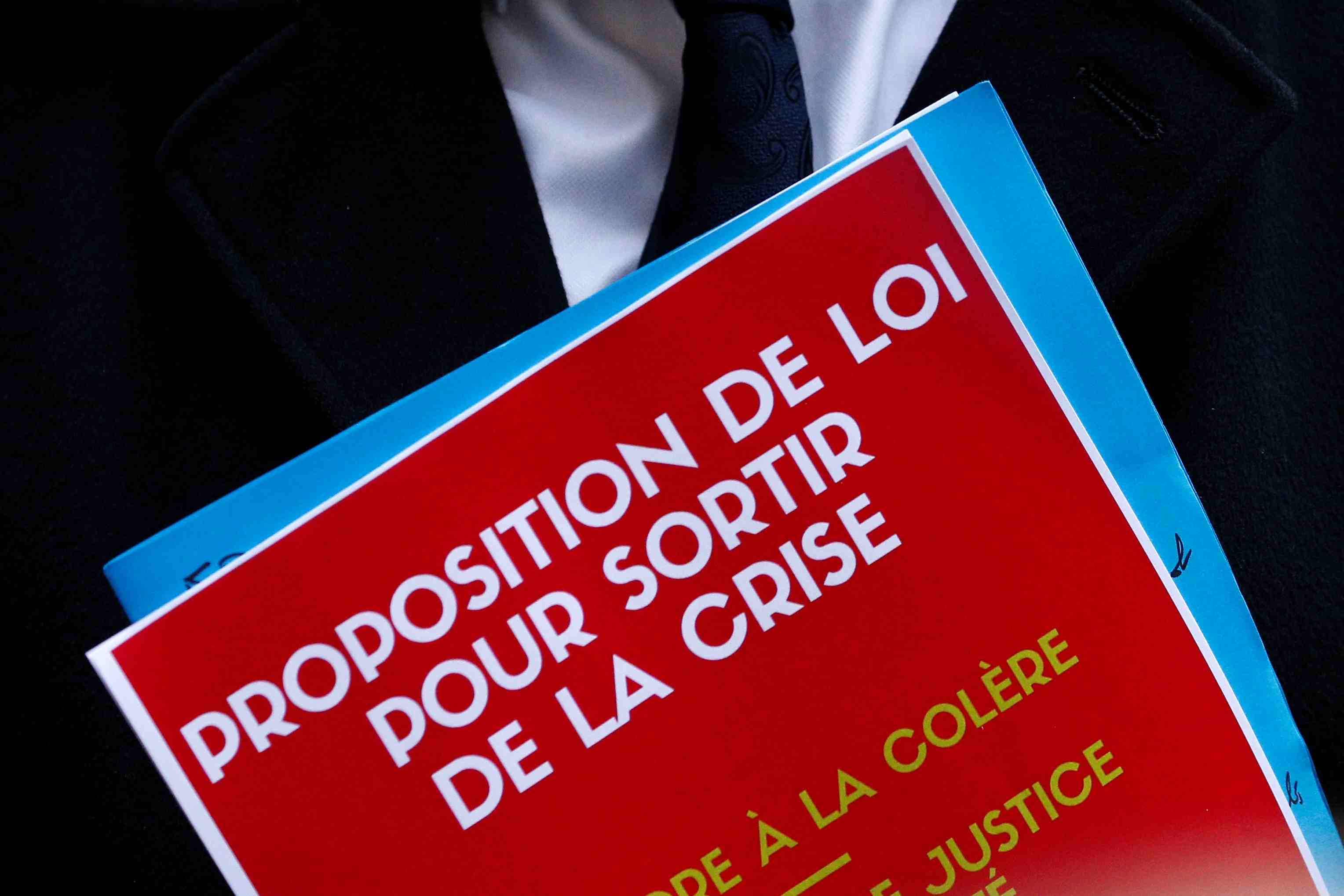 "gilets jaunes": le gouvernement promet des "mesures" pour sortir de la crise
