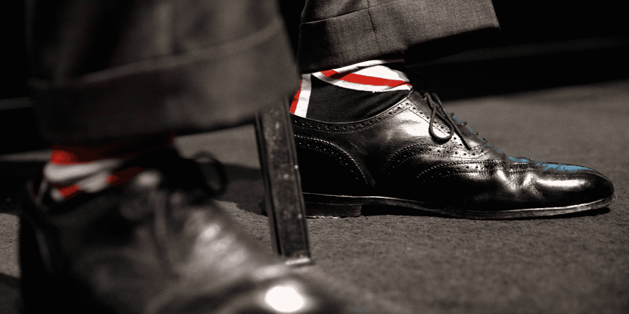 Gros plan sur les chaussettes décorées du drapeau britannique portées par le leader populiste, nationaliste et eurosceptique Nigel Farage, leader du "Brexit Party", lors d'une conférence le 22 novembre dernier à Londres.
