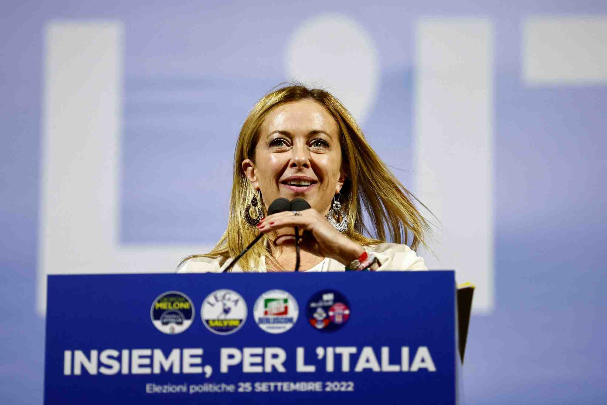 Giorgia meloni prend la parole lors du meeting de cloture de la campagne electorale de la coalition de centre-droit sur la piazza del popolo, a rome