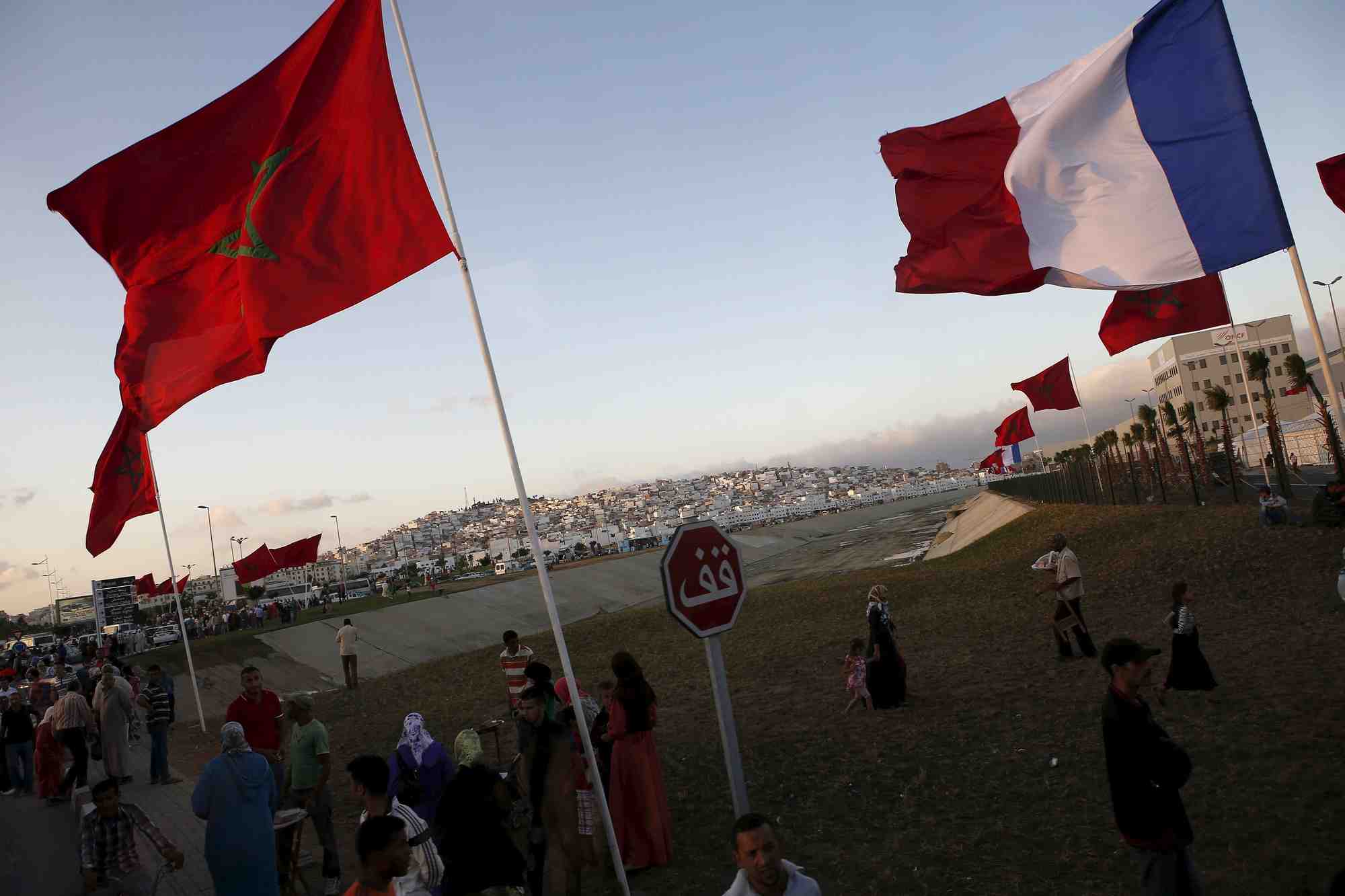 Photo d'archives: des marocains se rassemblent en attendant l'arrivee du roi du maroc mohammed vi et de l'ex-president francais francois hollande