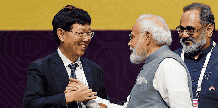 Le Premier ministre indien Narendra Modi saluant le président de Foxconn, Young Liu, sous le regard du ministre du vice-ministre des Technologies de l'information Rajeev Chandrasekhar lors de la conférence annuelle sur les semi-conducteurs, « SemiconIndia 2023 », dans la ville de Gandhinagar, capitale de l'État du Gujarat, dans l'ouest de l'Inde, le 28 juillet.