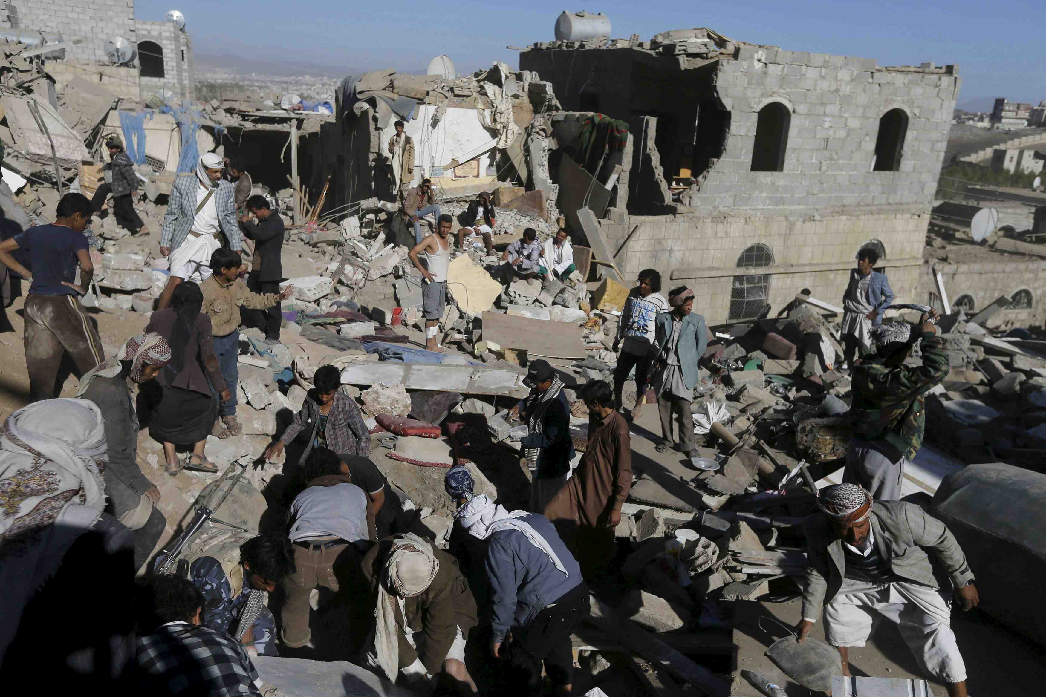 Raids aeriens meurtriers sur sanaa, au yemen