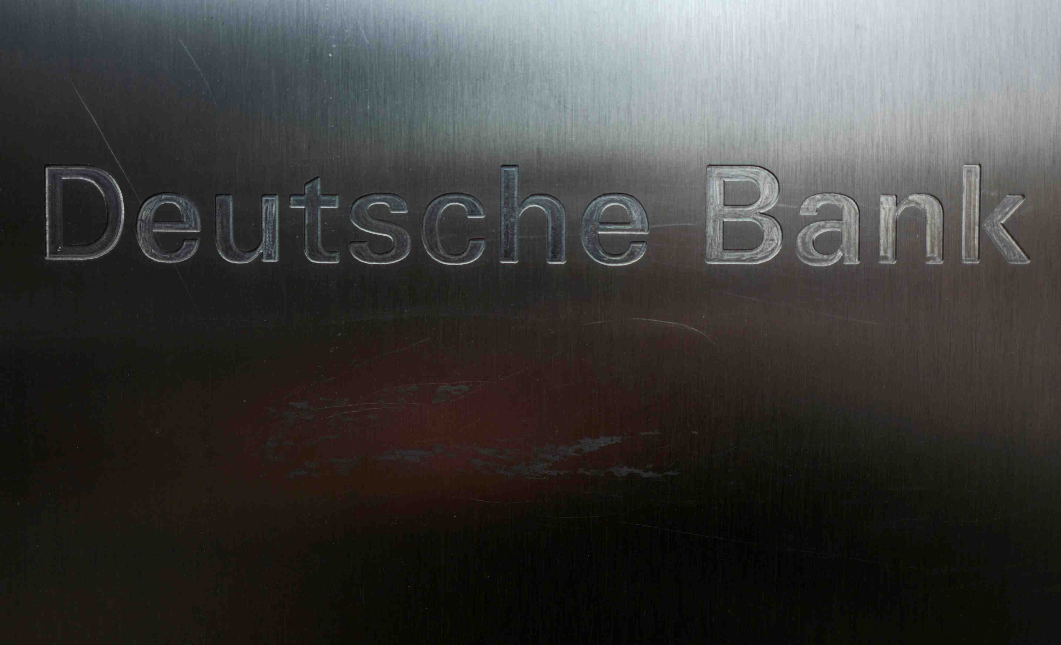 Deutsche bank voit la livre tomber a 1,06 dollar cette annee