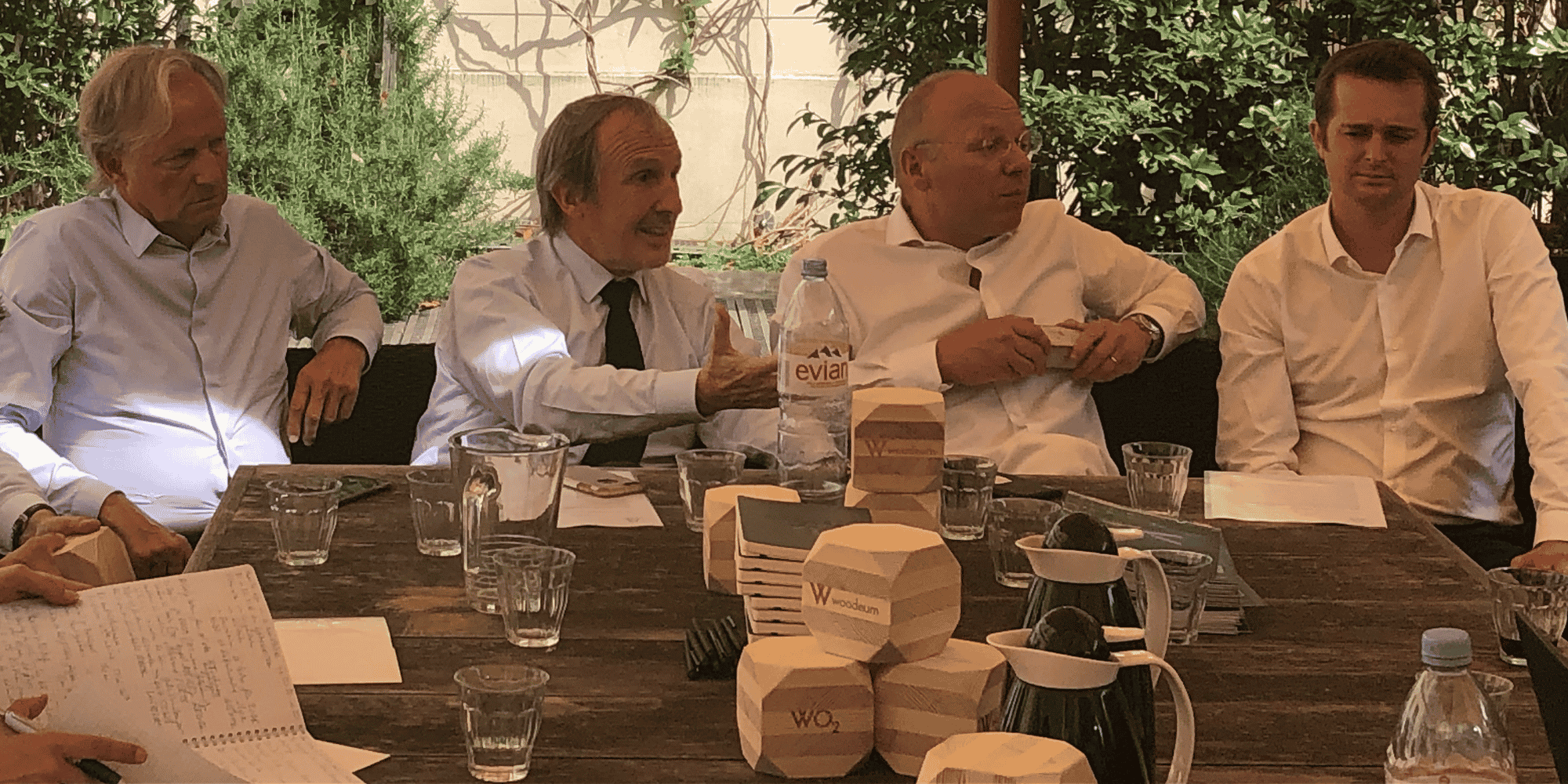 De gauche à droite : le co-fondateur de Woodeum Philippe Zivkovic, le président-fondateur du groupe Altarea Cogedim Alain Taravella, le co-fondateur de Woodeum Guillaume Poitrinal et le nouveau président du directoire de Woodeum Julien Pemezec.