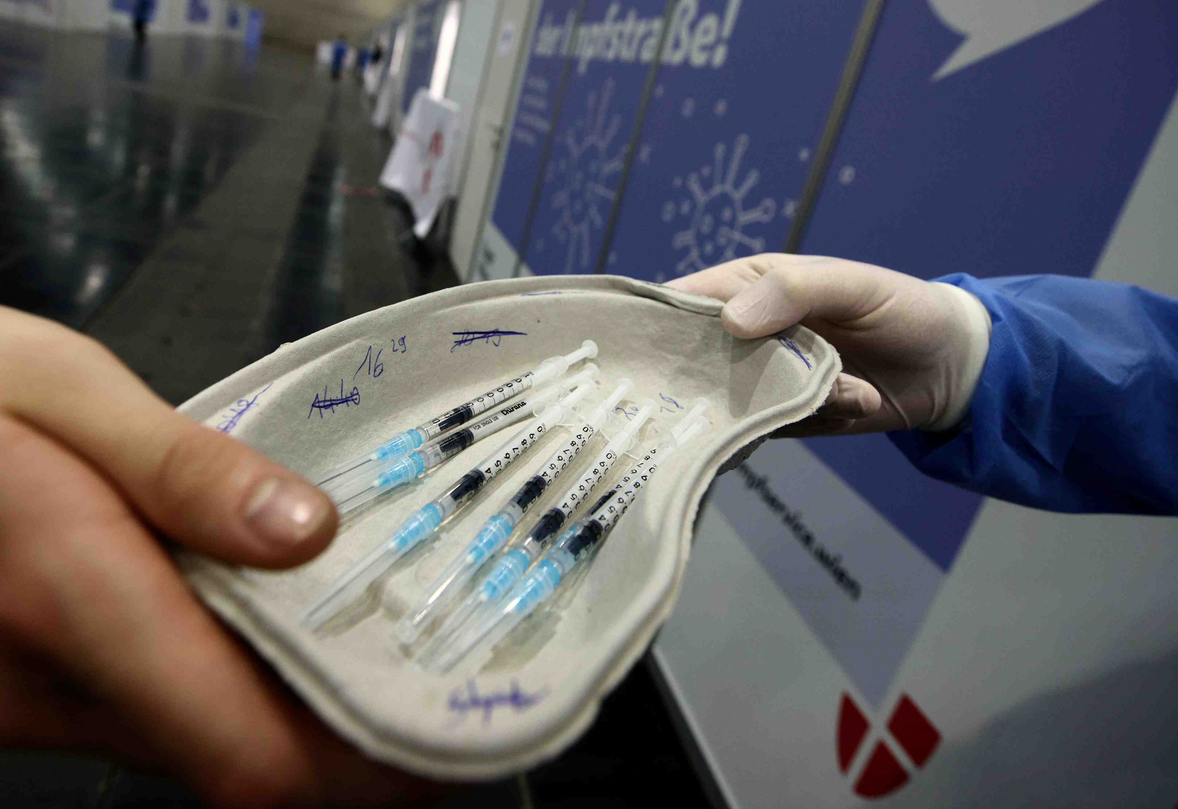 Coronavirus: l'ue, sous pression, envisage l'autorisation d'utilisation d'urgence des vaccins