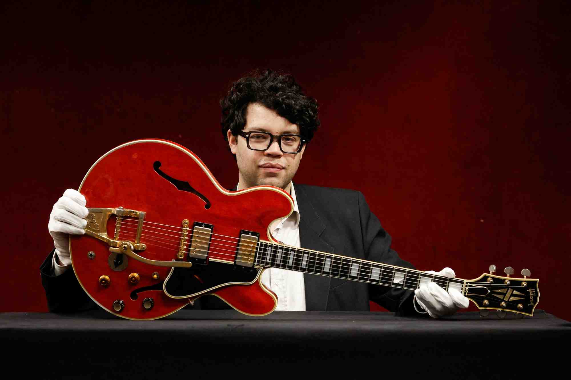 La guitare de la rupture d'oasis adjugee 300.000 euros