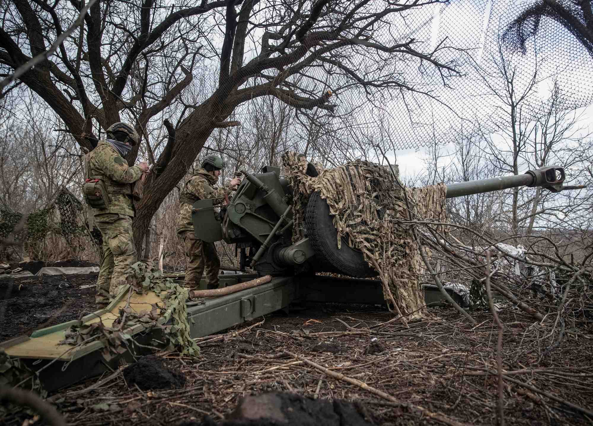 Des membres des services ukrainiens se preparent a tirer avec un obusier sur une ligne de front pres de la ville de bakhmut