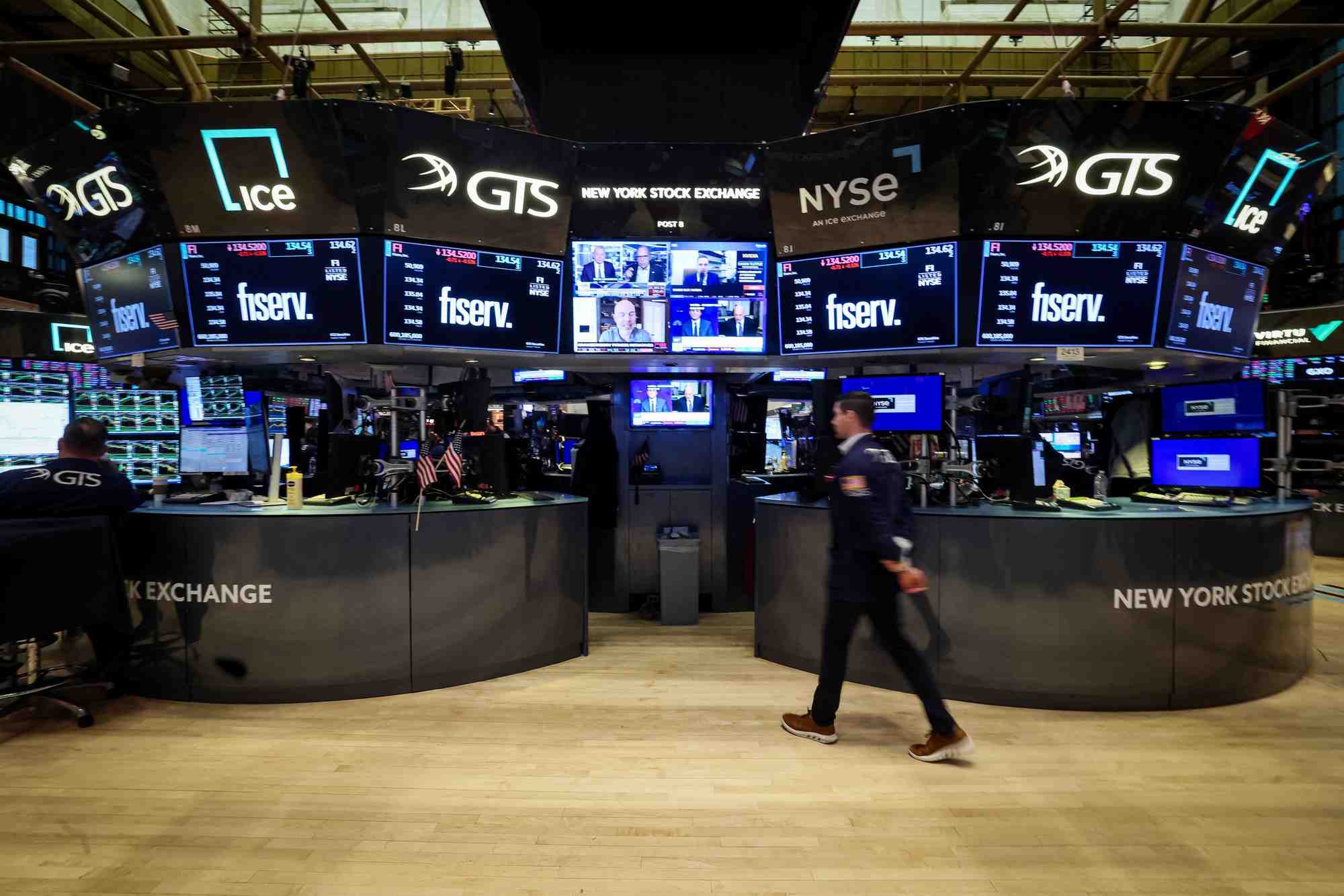Les traders travaillent sur le parquet de la bourse de new york (nyse)