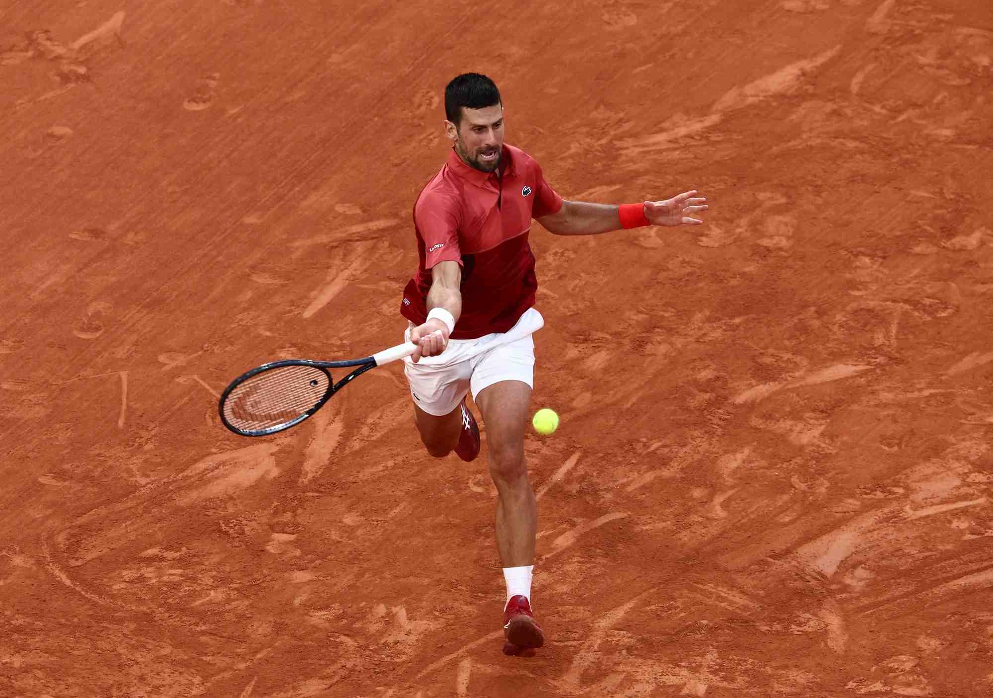 Novak djokovic de serbie en action lors de son match de roland garros contre francisco cerundolo d'argentine