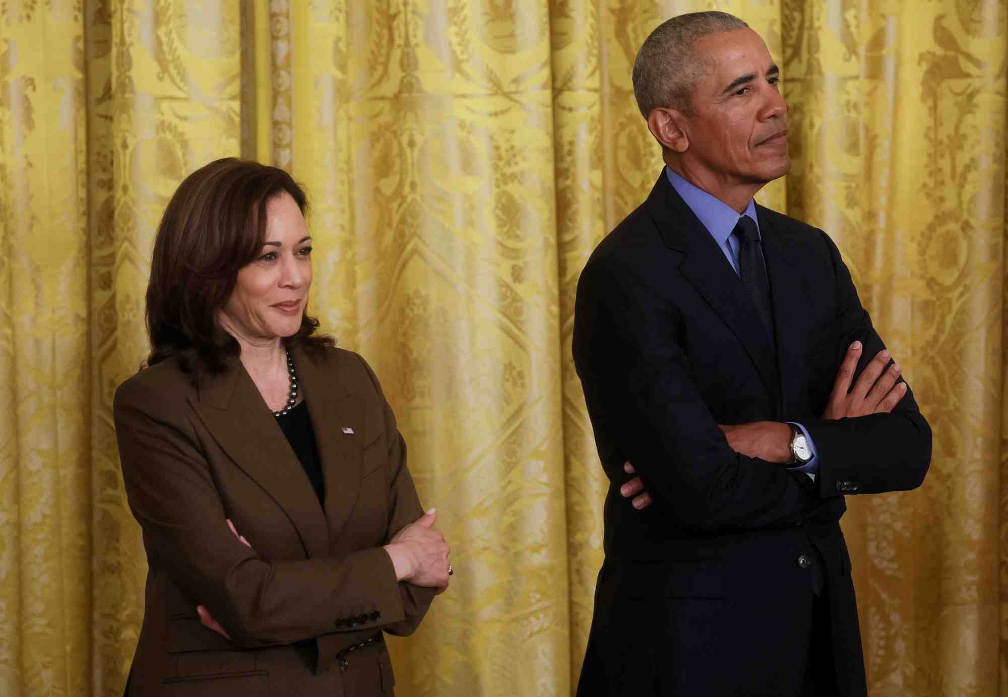 La vice-presidente americaine kamala harris avec l'ancien president barack obama a la maison blanche a washington