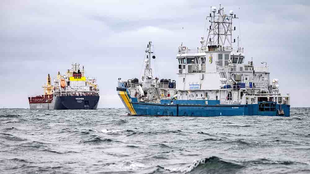 Le navire de la garde côtière suédoise KBV 033 et le cargo Vezhen, qui est saisi alors qu’il fait l’objet d’une enquête des autorités suédoises, sont ancrés à l’extérieur de Karlskrona, en Suède, le 27 janvier 2025.